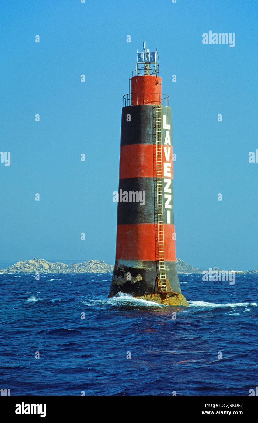 Faro nel mare delle isole Lavezzi, gruppo di piccole isole di granito tra Corsica e Sardegna, Corsica, Francia, Mar Mediterraneo, Europa Foto Stock