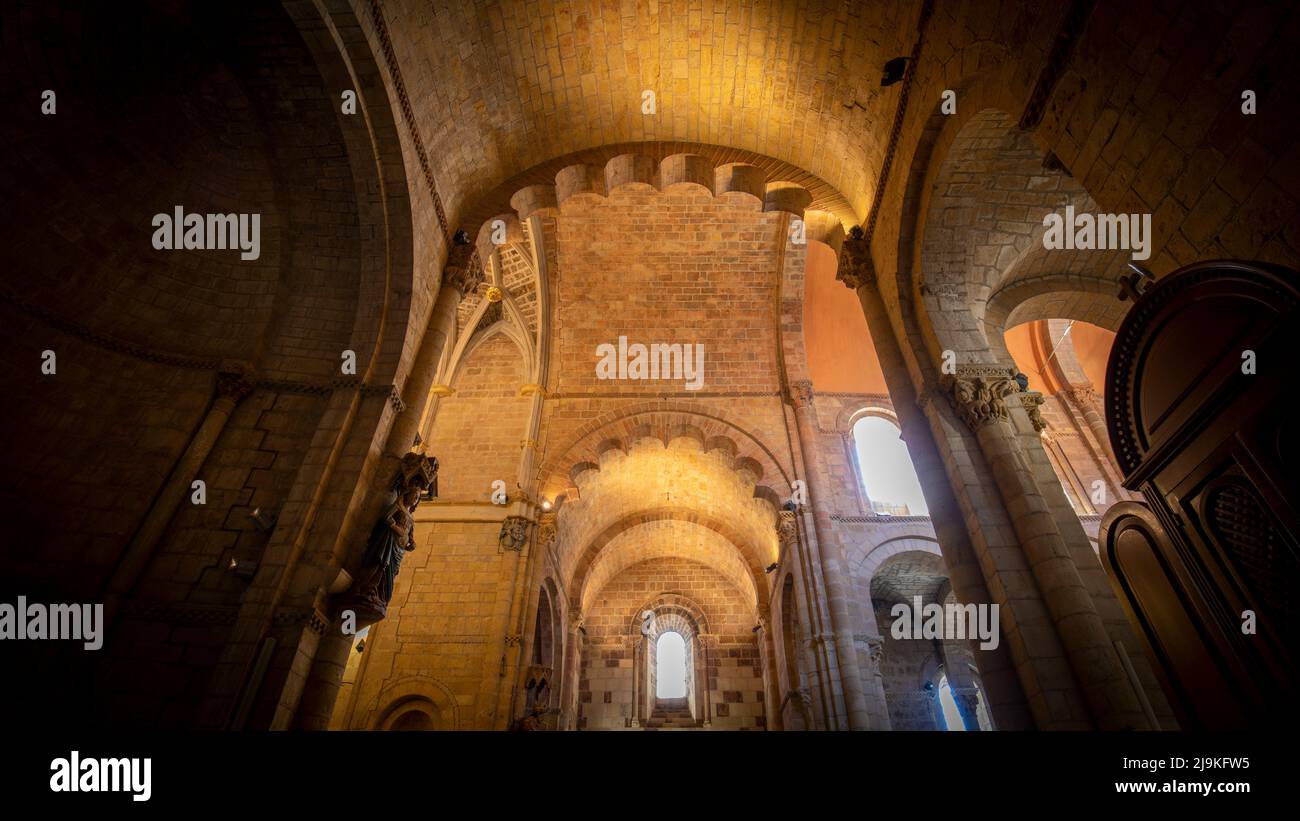 Interno della Chiesa di San Isidoro de Len in Spagna in stile romanico, con illuminazione dall'alto e un'atmosfera accogliente. Architettura, religione, silen Foto Stock