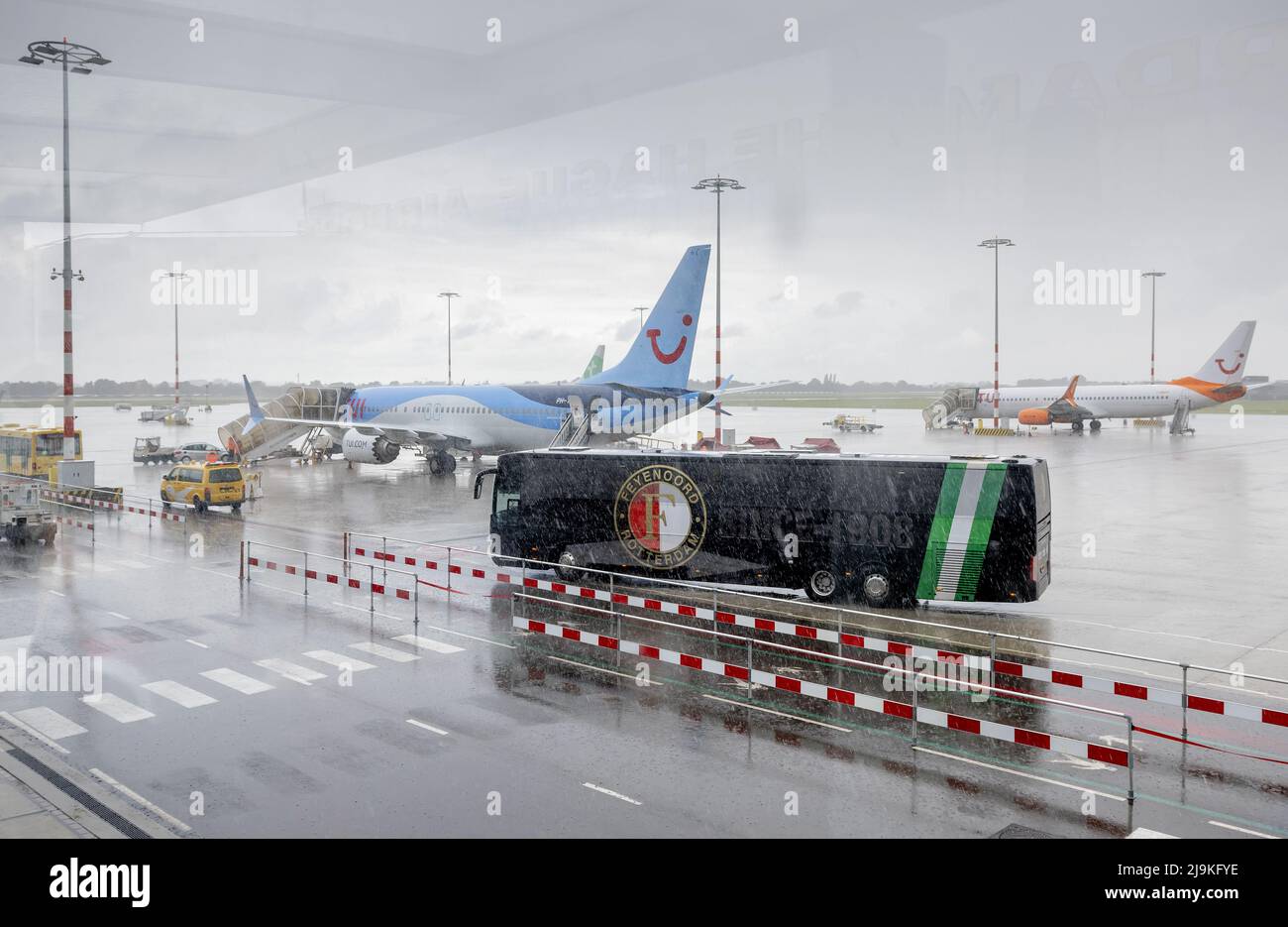 2022-05-24 11:06:54 ROTTERDAM - i giocatori di Feyenoord partono dall'aeroporto di Rotterdam l'Aia per Tirana. Feyenoord giocherà la finale della UEFA Conference League contro I Rom nella capitale albanese. ANP ROBIN VAN LONKHUIJSEN olanda OUT - belgio OUT Foto Stock