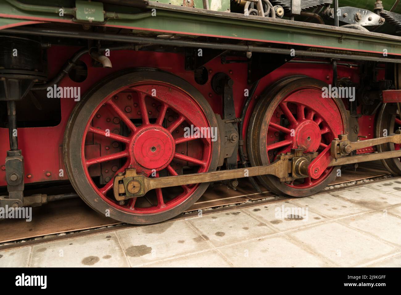 vecchie ruote locomotiva in metallo in rosso Foto Stock