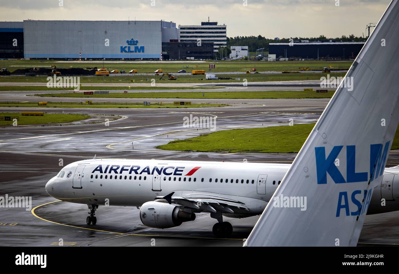 2022-05-24 09:46:59 SCHIPHOL - un aereo Air France a Schiphol. Il gruppo Air France-KLM vuole raccogliere quasi 2,3 miliardi di euro con l'emissione di azioni per ripagare più rapidamente gli aiuti di Stato ricevuti durante la crisi corona e rafforzare il suo bilancio. ANP RAMON VAN FLYMEN olanda OUT - belgio OUT Foto Stock