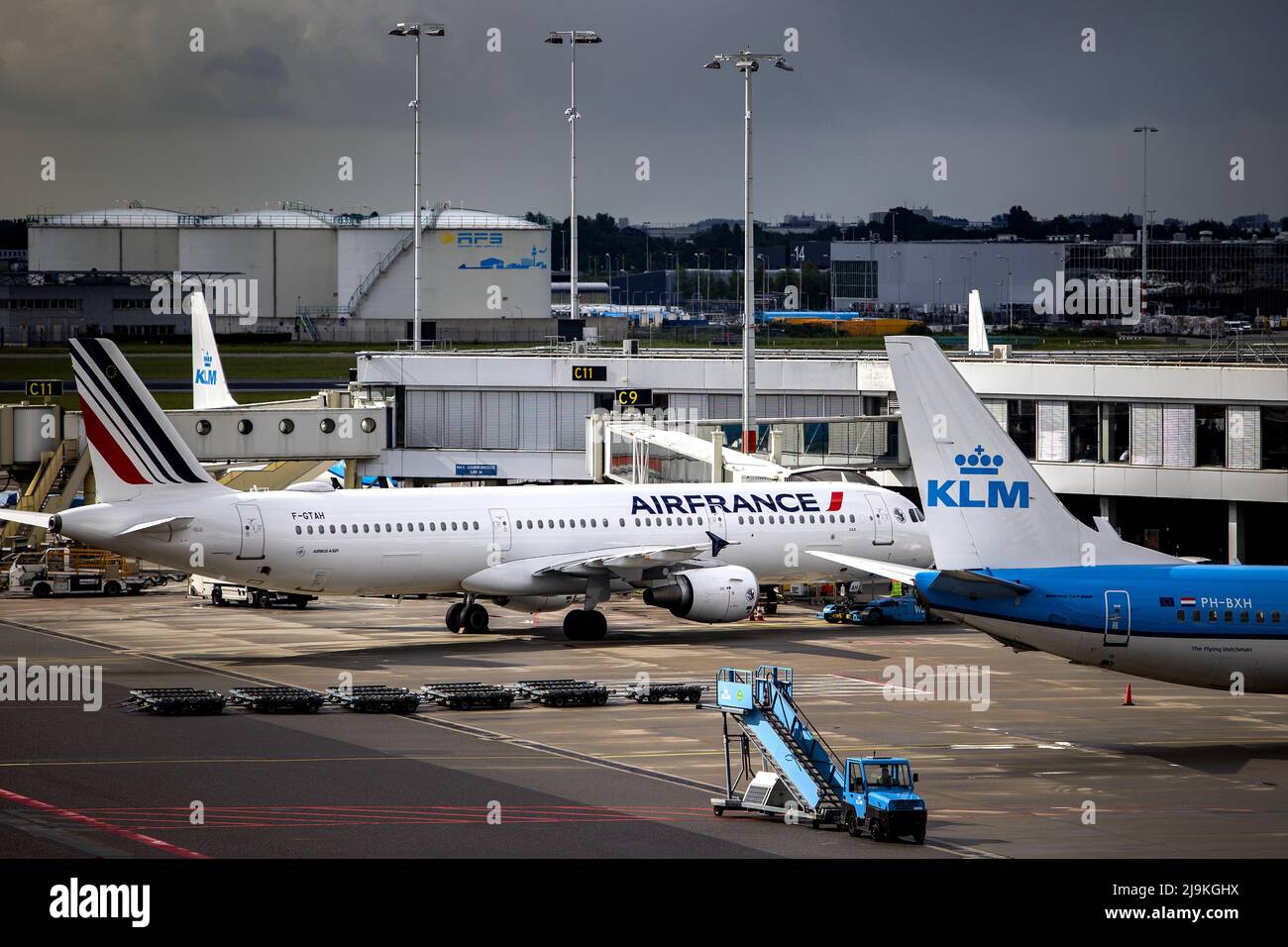 2022-05-24 09:36:14 SCHIPHOL - un aereo Air France a Schiphol. Il gruppo Air France-KLM vuole raccogliere quasi 2,3 miliardi di euro con l'emissione di azioni per ripagare più rapidamente gli aiuti di Stato ricevuti durante la crisi corona e rafforzare il suo bilancio. ANP RAMON VAN FLYMEN olanda OUT - belgio OUT Foto Stock