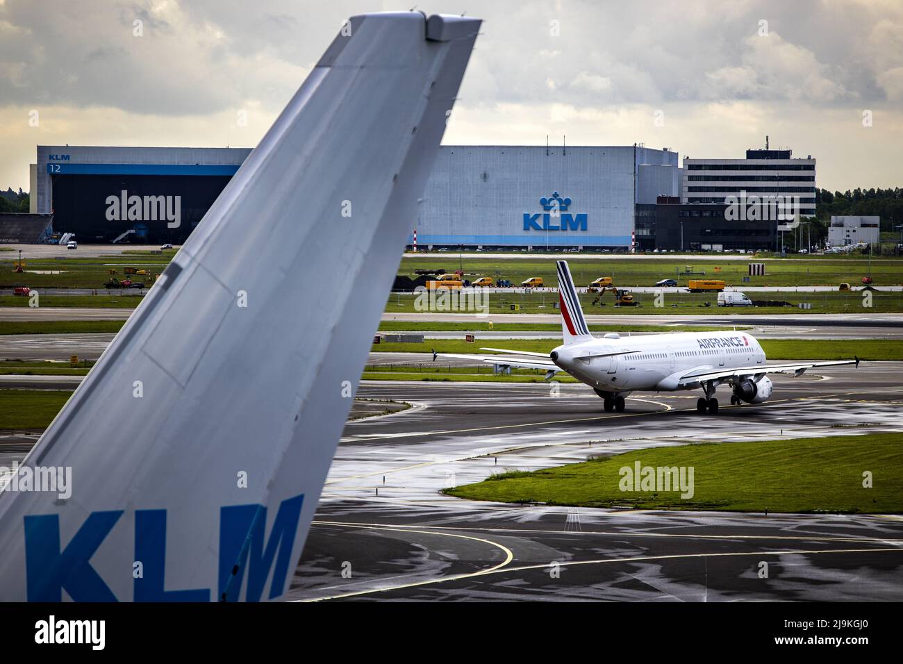 2022-05-24 09:48:26 SCHIPHOL - un aereo Air France a Schiphol. Il gruppo Air France-KLM vuole raccogliere quasi 2,3 miliardi di euro con l'emissione di azioni per ripagare più rapidamente gli aiuti di Stato ricevuti durante la crisi corona e rafforzare il suo bilancio. ANP RAMON VAN FLYMEN olanda OUT - belgio OUT Foto Stock