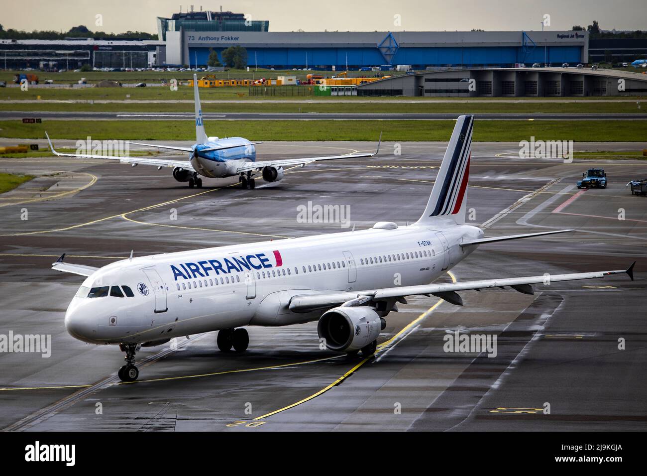 2022-05-24 09:46:43 SCHIPHOL - un aereo Air France a Schiphol. Il gruppo Air France-KLM vuole raccogliere quasi 2,3 miliardi di euro con l'emissione di azioni per ripagare più rapidamente gli aiuti di Stato ricevuti durante la crisi corona e rafforzare il suo bilancio. ANP RAMON VAN FLYMEN olanda OUT - belgio OUT Foto Stock