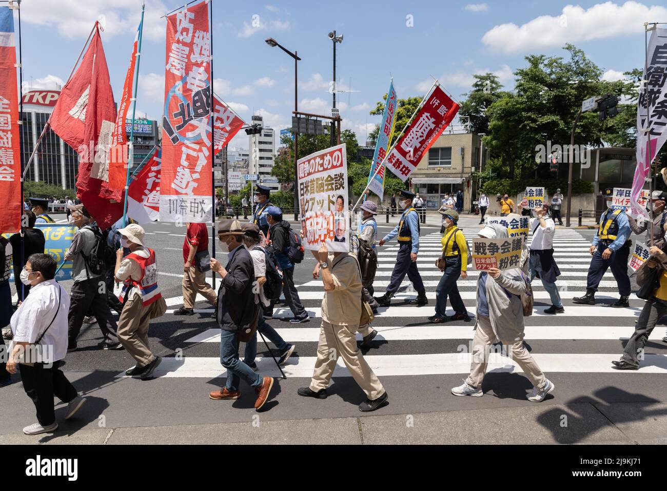 Tokyo, Giappone. 24th maggio 2022. I manifestanti cantano slogan anti-governativo e chiedono il 'schiacciamento' di Giappone-Australia-India-Stati Uniti (Quad) riunione dei leader 2022. Un piccolo gruppo di circa 100 manifestanti si è riunito nel centro di Tokyo per protestare contro il Quad Leaders' Meeting 2022 e per esprimere le loro opinioni sulla guerra in corso in Ucraina che critica Russia, Stati Uniti e NATO. Hanno anche invitato il primo ministro giapponese Fumio Kishida a scendere, così come il presidente americano Joe Biden. (Foto di Stanislav Koggiku/SOPA Images/Sipa USA) Credit: Sipa USA/Alamy Live News Foto Stock