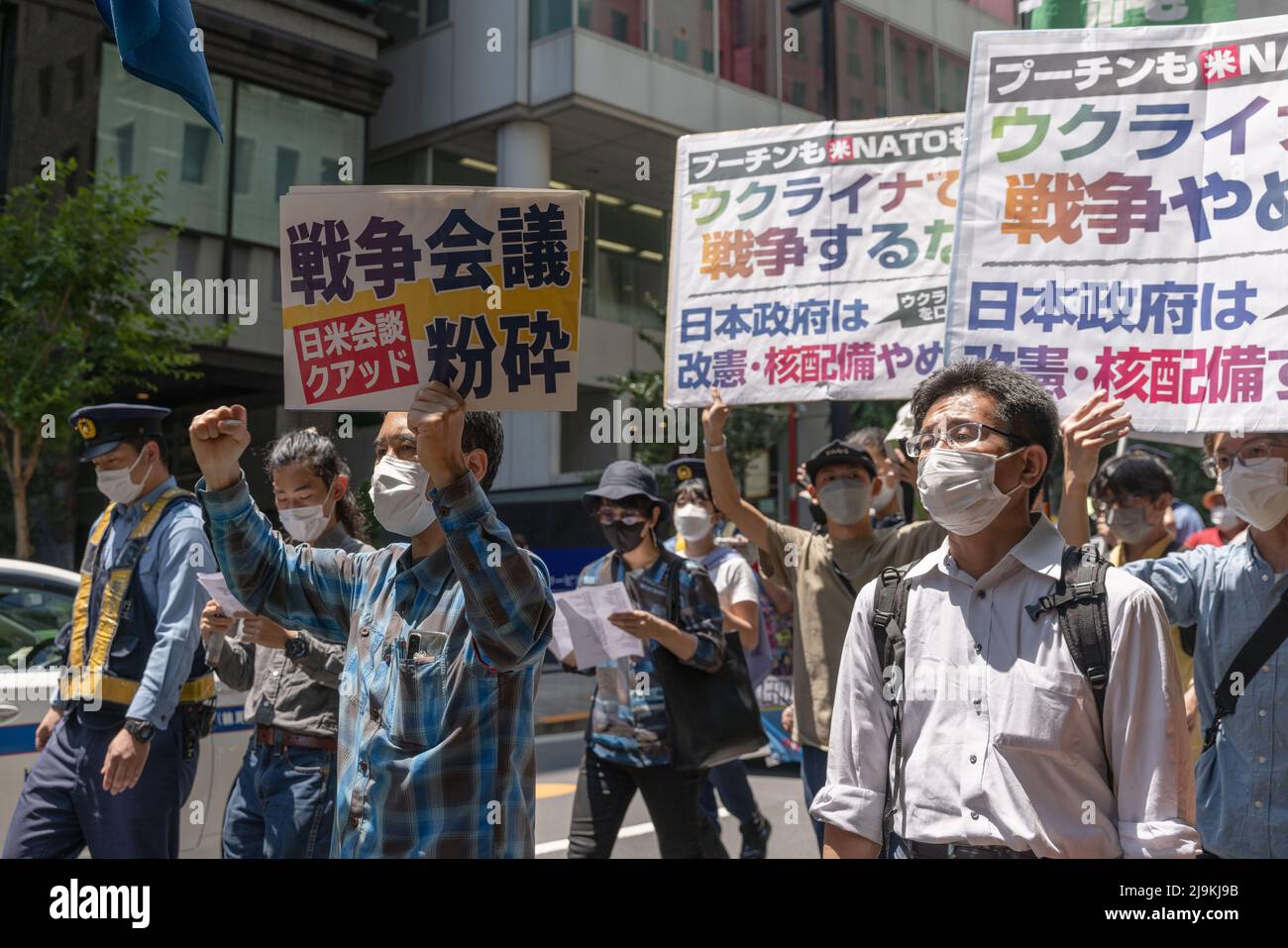 Tokyo, Giappone. 24th maggio 2022. I manifestanti cantano slogan anti-governativo e chiedono il 'schiacciamento' di Giappone-Australia-India-Stati Uniti (Quad) riunione dei leader 2022. Un piccolo gruppo di circa 100 manifestanti si è riunito nel centro di Tokyo per protestare contro il Quad Leaders' Meeting 2022 e per esprimere le loro opinioni sulla guerra in corso in Ucraina che critica Russia, Stati Uniti e NATO. Hanno anche invitato il primo ministro giapponese Fumio Kishida a scendere, così come il presidente americano Joe Biden. (Foto di Stanislav Koggiku/SOPA Images/Sipa USA) Credit: Sipa USA/Alamy Live News Foto Stock