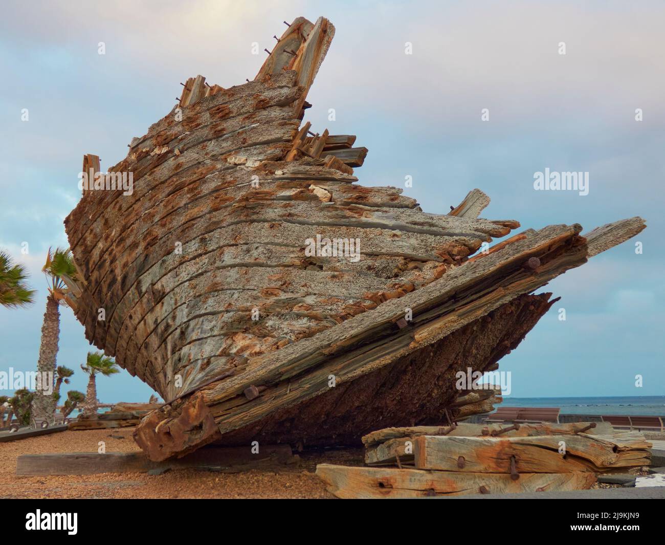 Barca da pesca rovinata messo a terra come decorazione Foto Stock