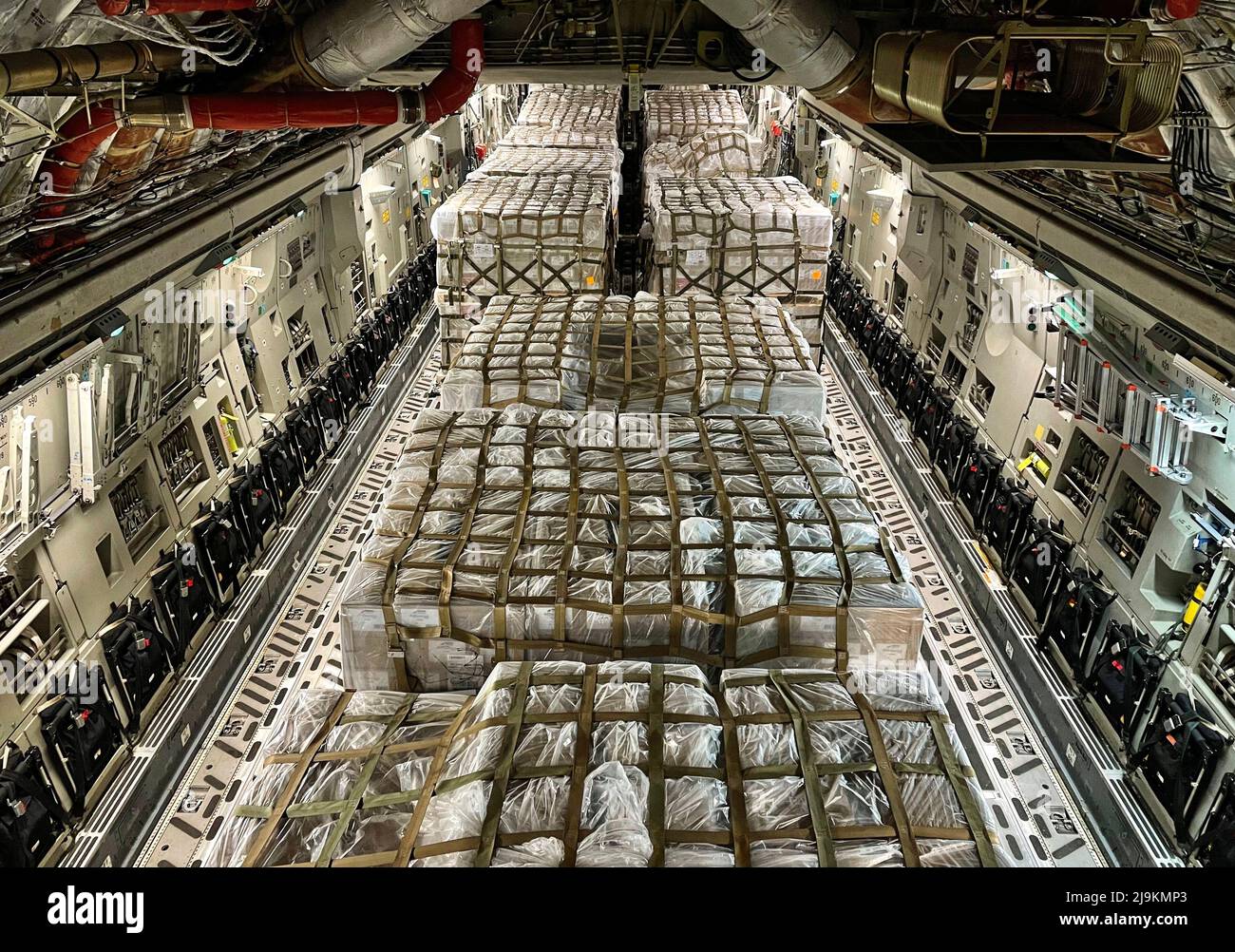 Un aereo da carico dell'aeronautica militare statunitense Boeing C-17 Globemaster III caricato con 78.000 libbre di formula per neonati dall'Europa attende di partire dalla base aerea di Ramstein nel primo volo della formula di volo di operazione domenica 22 maggio 2022 vicino a Ramstein-Miesenbach, distretto di Kaiserslautern, Renania-Palatinato, Germania. Operazione Fly Formula è un'azione governativa che utilizza il Dipartimento della Difesa aeromobili di importare rapidamente formula all'estero che soddisfa gli standard americani di salute e sicurezza in uno sforzo per combattere la carenza critica di formula del bambino negli Stati Uniti (Apex MediaWire Photo di Emma Quirk/U.S. Air Force) Foto Stock