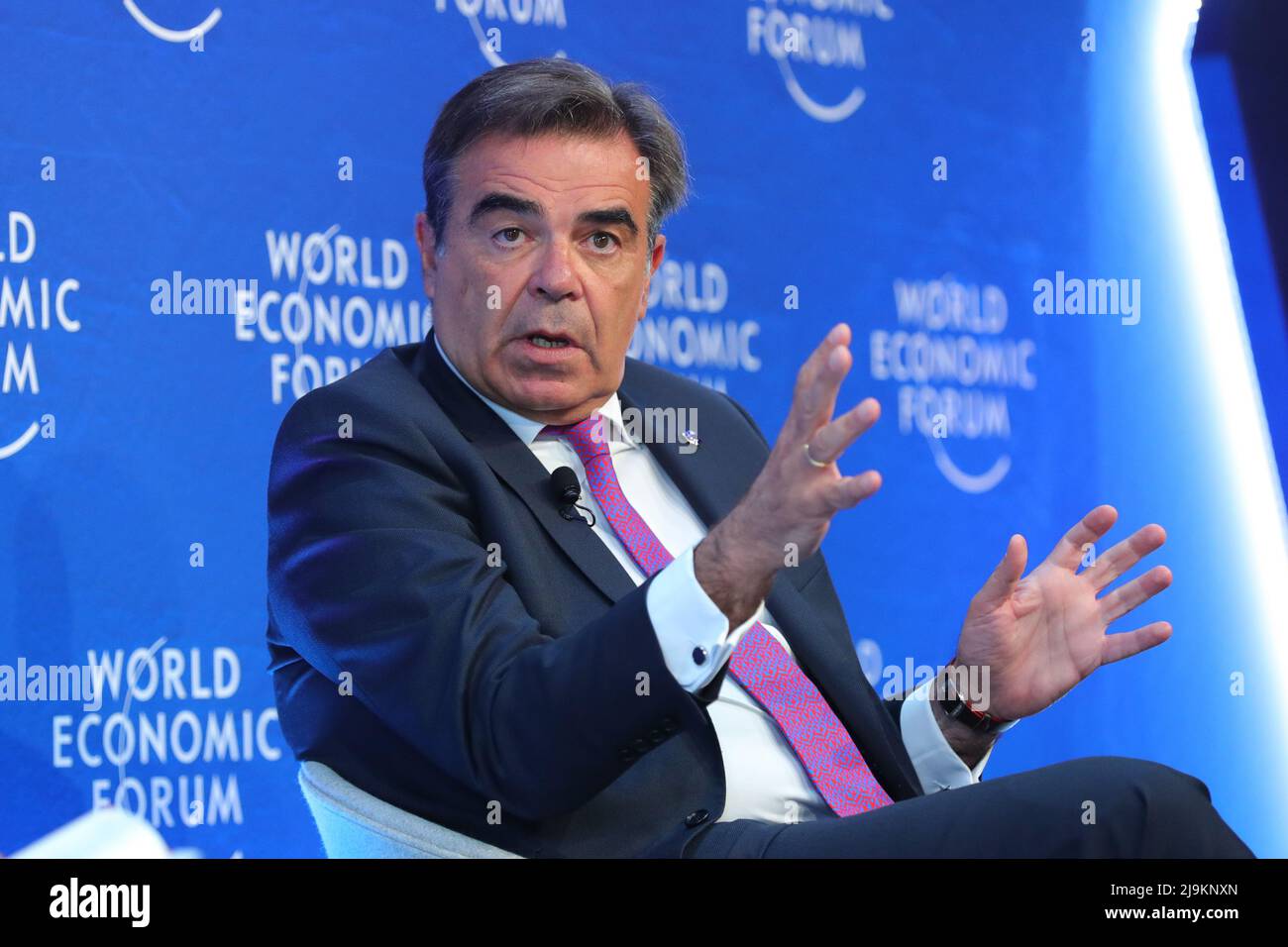 DAVOS, 24 maggio 2022 (Xinhua) -- il Vicepresidente della Commissione europea Margaritis Schinas partecipa a una sessione tematica "sbloccare l'economia sociale" del Forum economico mondiale (WEF) incontro annuale 2022 a Davos, Svizzera, 23 maggio 2022. La riunione annuale del WEF 2022 si tiene qui dal 22 al 26 maggio. (Xinhua/Zheng Huansong) Foto Stock