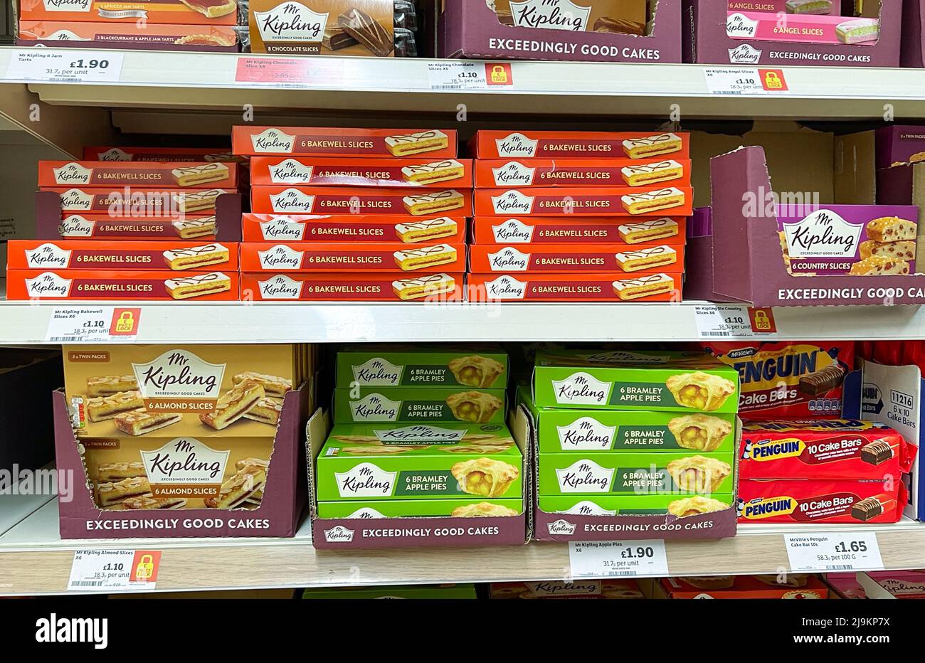 Londra, UK 24 maggio 2022 - scatole di torte Kipling in un supermercato. Secondo il proprietario del signor Kipling, Premier Foods, i prezzi dei loro prodotti continueranno ad aumentare. Credit Dinendra Haria /Alamy Live News Foto Stock