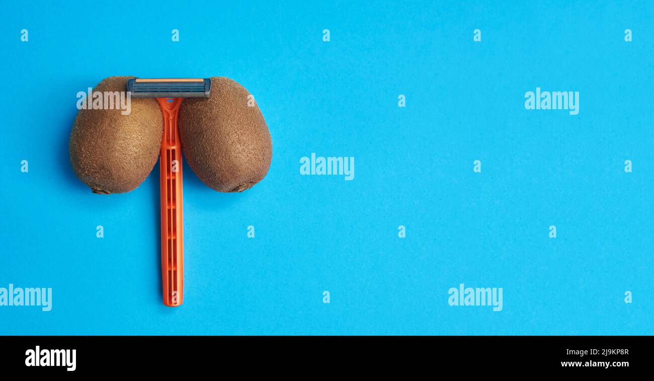 Kiwi peloso e lama da barba, concetto per pubblicità intima depilazione maschile Foto Stock