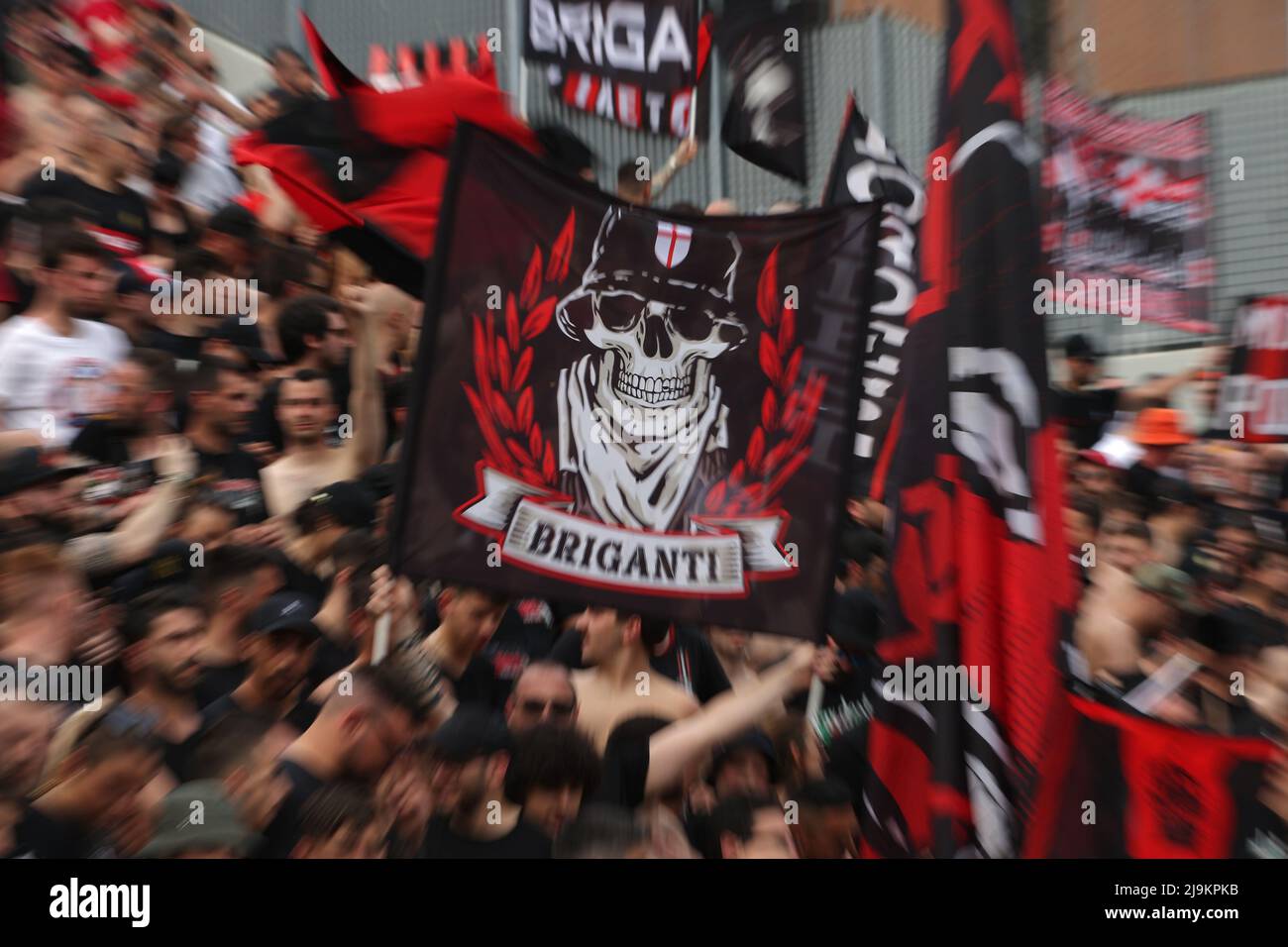 Sassuolo, Italia, 22nd maggio 2022. AC Milan tifosi durante la serie A partita allo Stadio Mapei - Cittˆ del Tricolore, Sassuolo. Il credito d'immagine dovrebbe essere: Jonathan Moscrop / Sportimage Foto Stock
