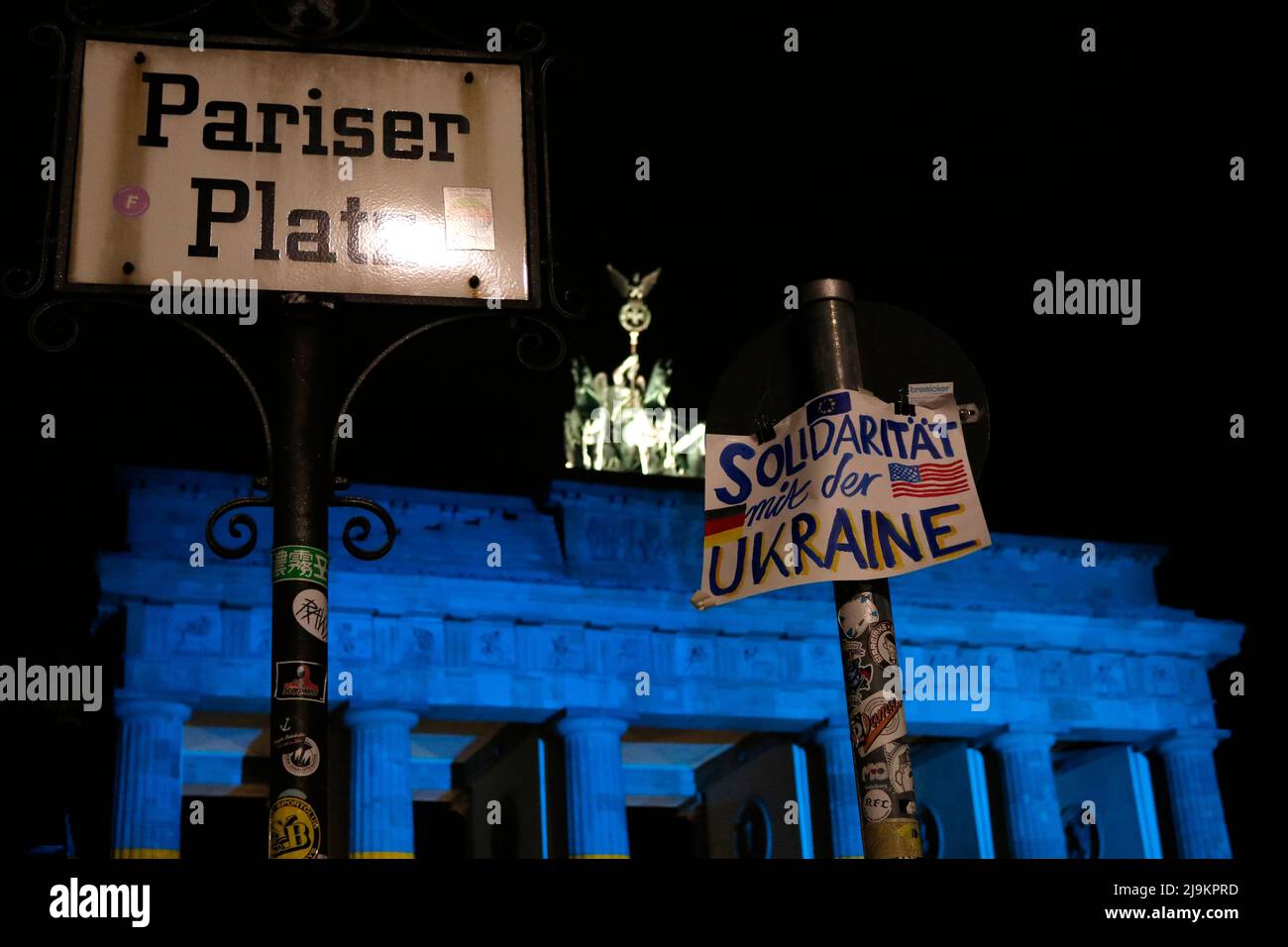Impressionen - Solidaeritaetsdemonation mit der Ukraine nach dem Einmarsch der russischen Tuppen, das Brandenburger Tor wird als Zeichen der Solid Foto Stock