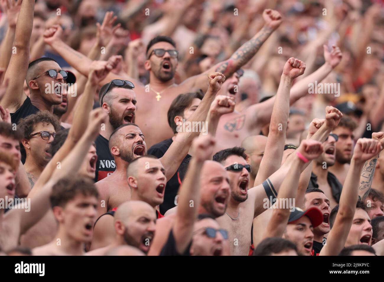 Sassuolo, Italia, 22nd maggio 2022. AC Milan tifosi durante la serie A partita allo Stadio Mapei - Cittˆ del Tricolore, Sassuolo. Il credito d'immagine dovrebbe essere: Jonathan Moscrop / Sportimage Foto Stock