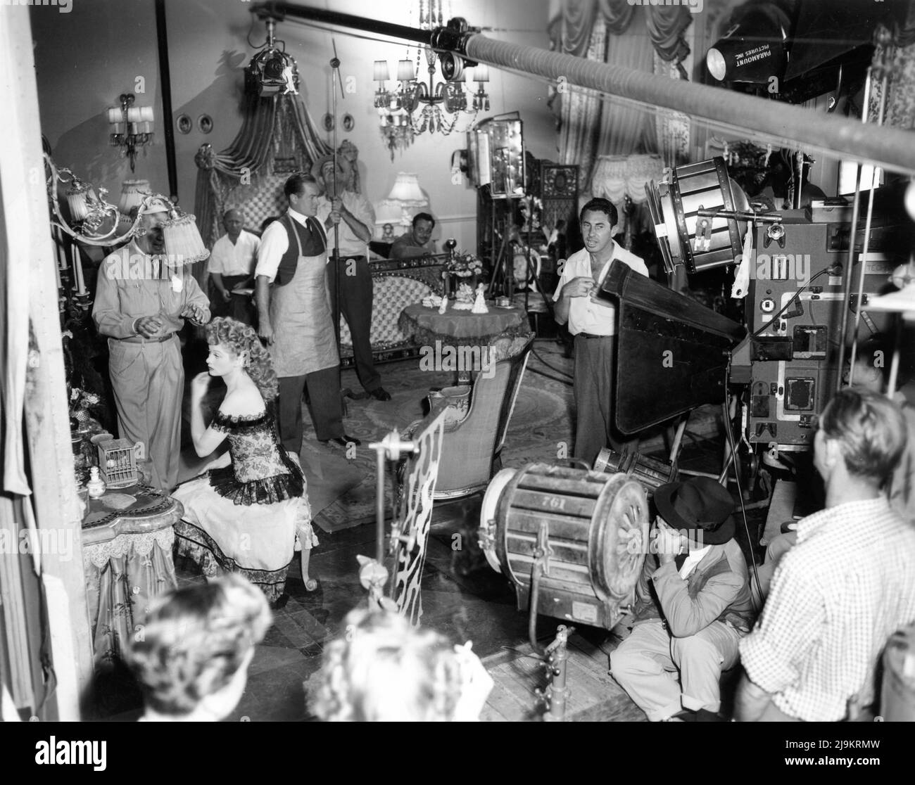 Regista GEORGE MARSHALL (parzialmente oscurato) LUCILLE BALL BOB HOPE e Movie Crew sul set candid durante le riprese di PANTALONI FANTASIA 1950 regista GEORGE MARSHALL cineografo Charles Lang Paramount Pictures Foto Stock