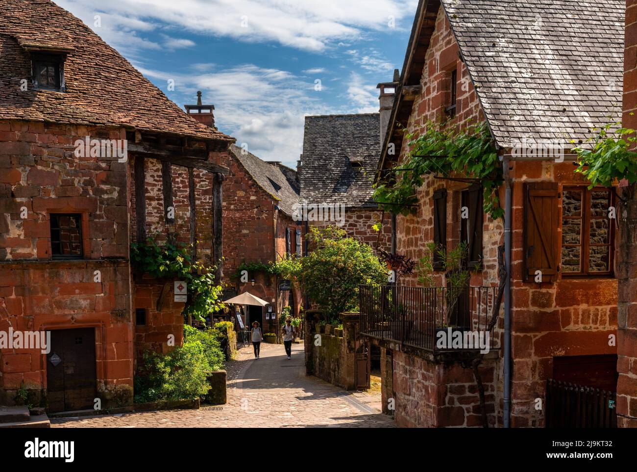 Collonges-la-Rouge, Francia - 13 maggio, 2022: Vista della storica città di pietra arenaria rossa di Collonges-la-Rouge Foto Stock