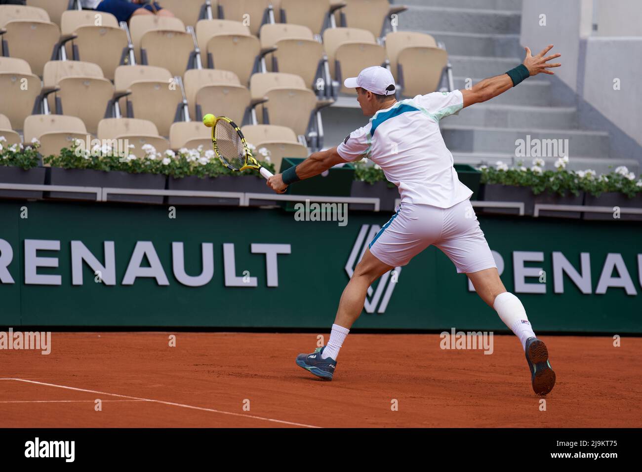 Parigi, Francia. 24 maggio 2022, Saint Denis, Seine Saint Denis, Francia: FACUNDO BAGNIS d'Argentina restituire la palla a DANIIL MEDVEDEV di Russia durante il terzo giorno del French Open 2022, Gran Slam torneo di tennis al Roland-Garros Stadium - Paris France.Daniil Medvedev ha vinto : 6:2 6:2 6:2 (Credit Image: © Pierre Stevenin/ZUMA Press Wire) Credit: ZUMA Press, Inc./Alamy Live News Credit: ZUMA Press, Inc./Alamy Live News Foto Stock