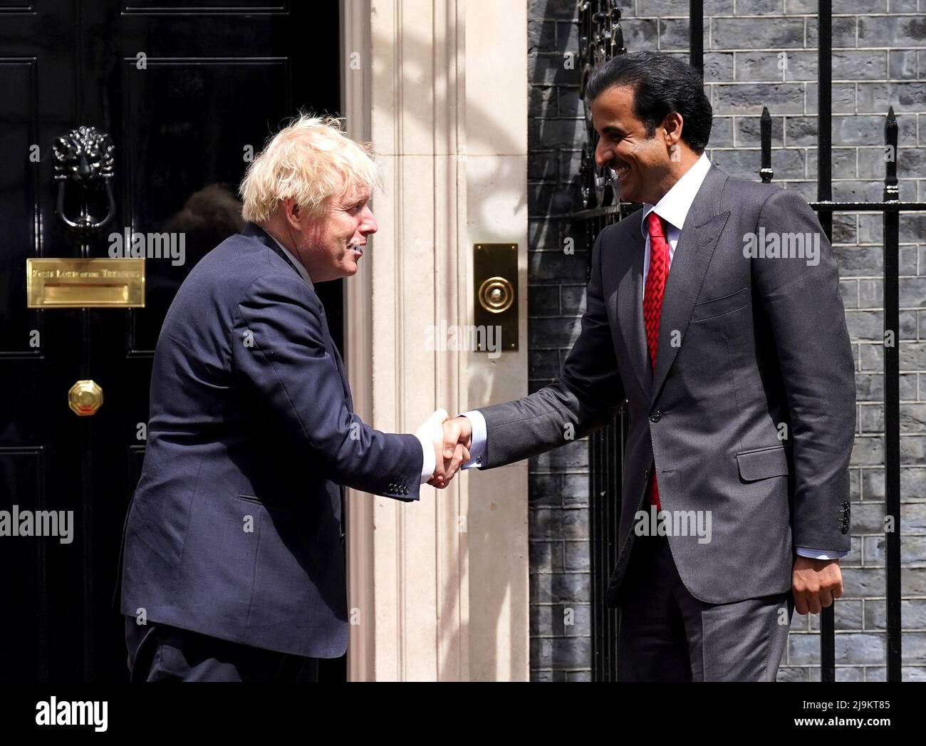 Il primo ministro Boris Johnson dà il benvenuto all'emiro del Qatar, Sheikh Tamim bin Hamad al Thani, al 10 Downing Street, Londra, prima del loro incontro. Data foto: Martedì 24 maggio 2022. Foto Stock