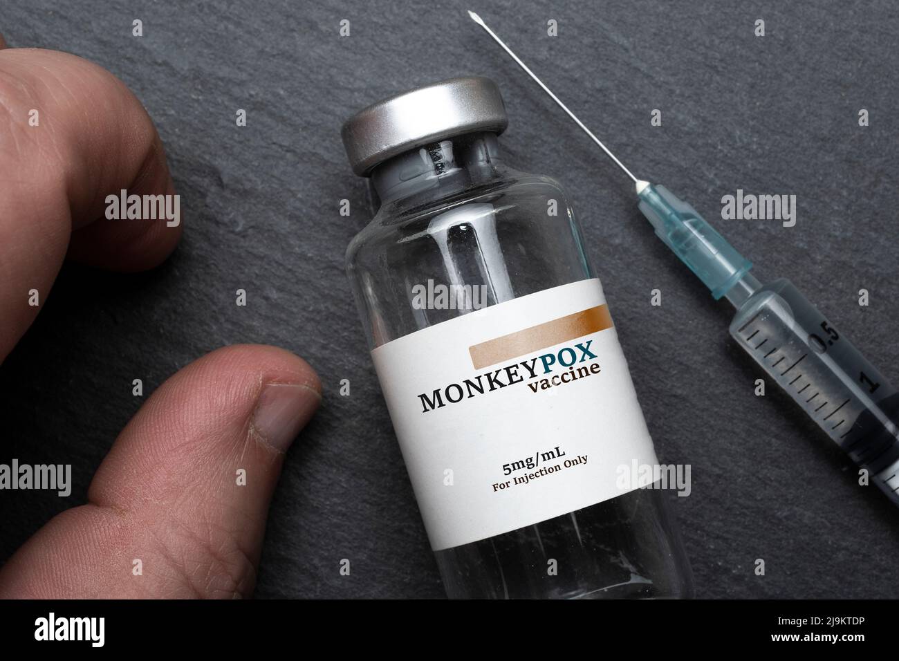 Flaconcino di vaccino scimmipox pronto per essere iniettato Foto Stock