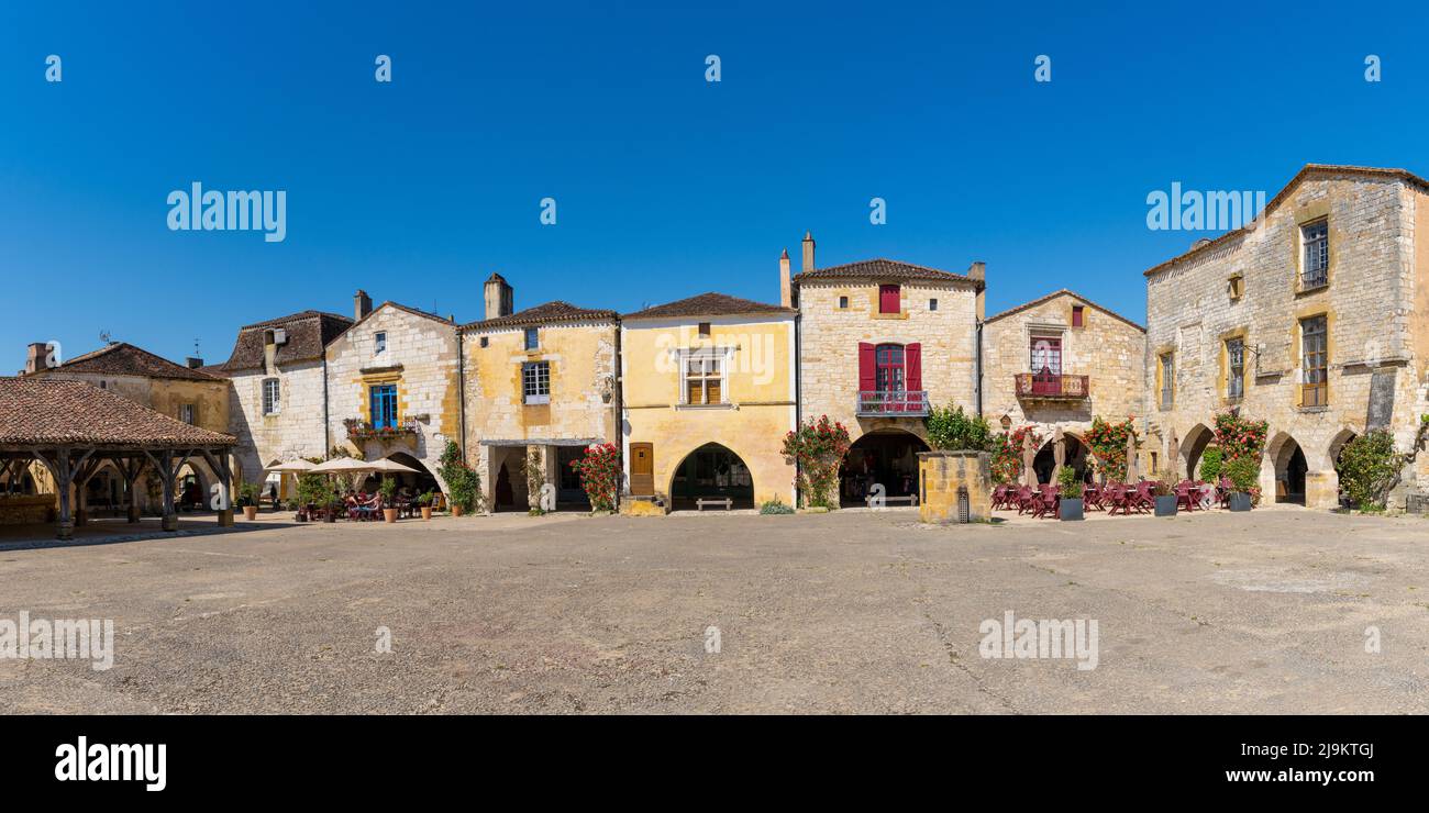 Monpazier, Francia - 11 maggio 2022: Vista panoramica di Place des Cornieres nel centro storico di Monpazier Foto Stock