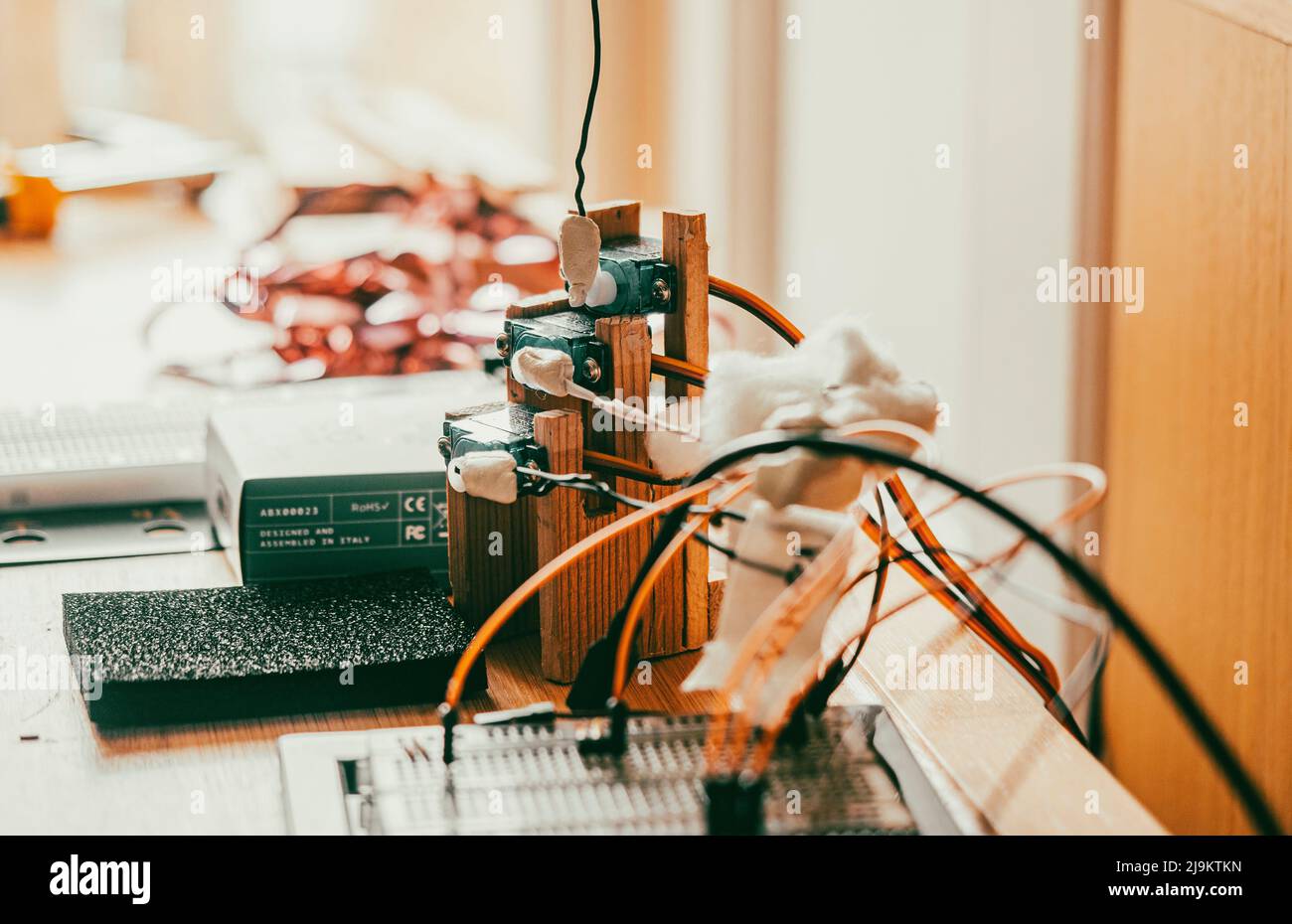 Primo piano di un progetto di elettronica casalinga circuito e cablaggio. Foto Stock