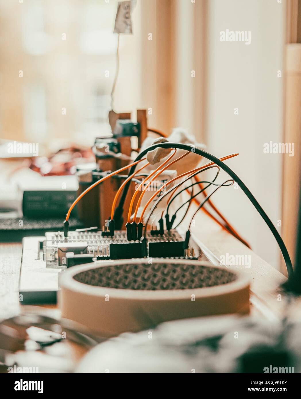 Primo piano di un progetto di elettronica casalinga circuito e cablaggio. Foto Stock