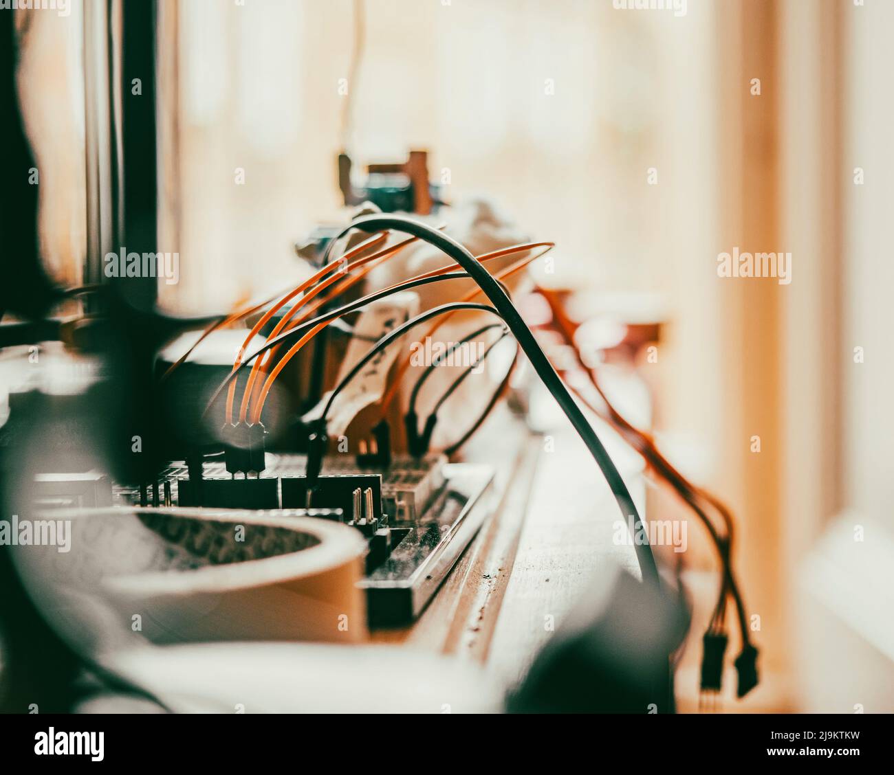 Primo piano di un progetto di elettronica casalinga circuito e cablaggio. Foto Stock