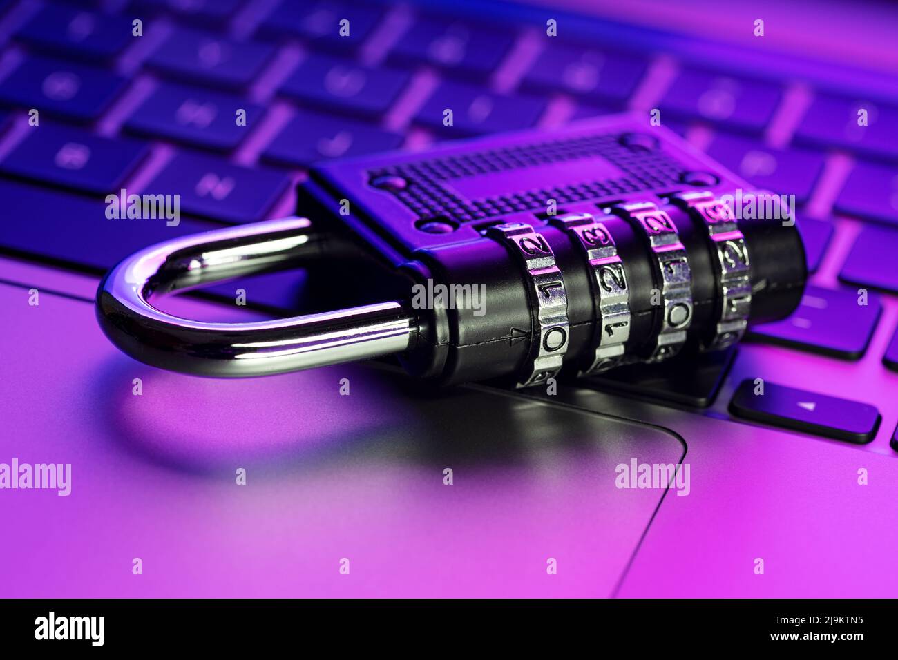 Concetto di protezione della sicurezza del computer. Lucchetto chiuso sul computer portatile con luci colorate Foto Stock