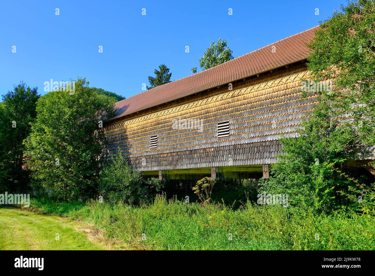 Il ponte di Beuron in legno coperto attraverso il Danubio vicino al monastero benedettino di Beuron nella Valle del Danubio superiore, in Germania. Foto Stock