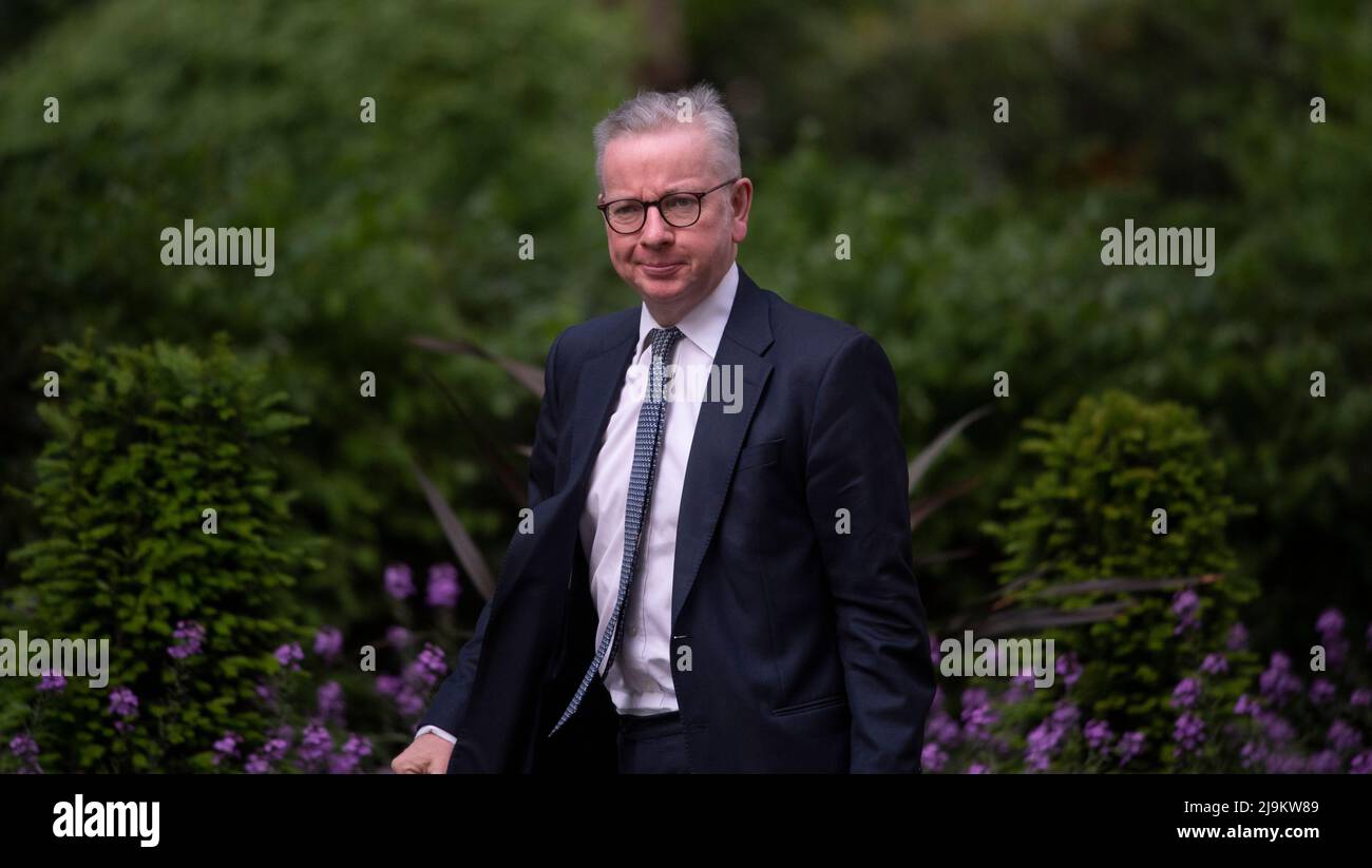 Downing Street, Londra, Regno Unito. 24 maggio 2022. Michael Gove MP, Segretario di Stato per il livellamento, l'edilizia e le comunità, Ministro per le relazioni intergovernative a Downing Street per la riunione settimanale del gabinetto. Credit: Malcolm Park/Alamy Live News. Foto Stock