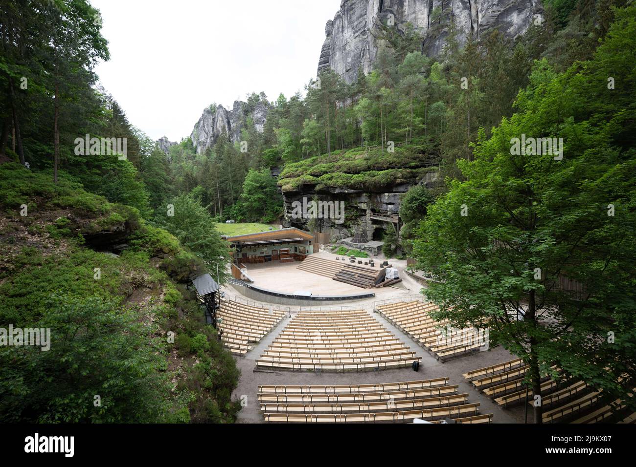 Rathen, Germania. 24th maggio 2022. Una pietra arenaria incornicia il  Felsenbühne Rathen in Sassonia Svizzera. Il teatro naturale è stato  ricostruito al costo di 18,4 milioni di euro e celebrerà la sua