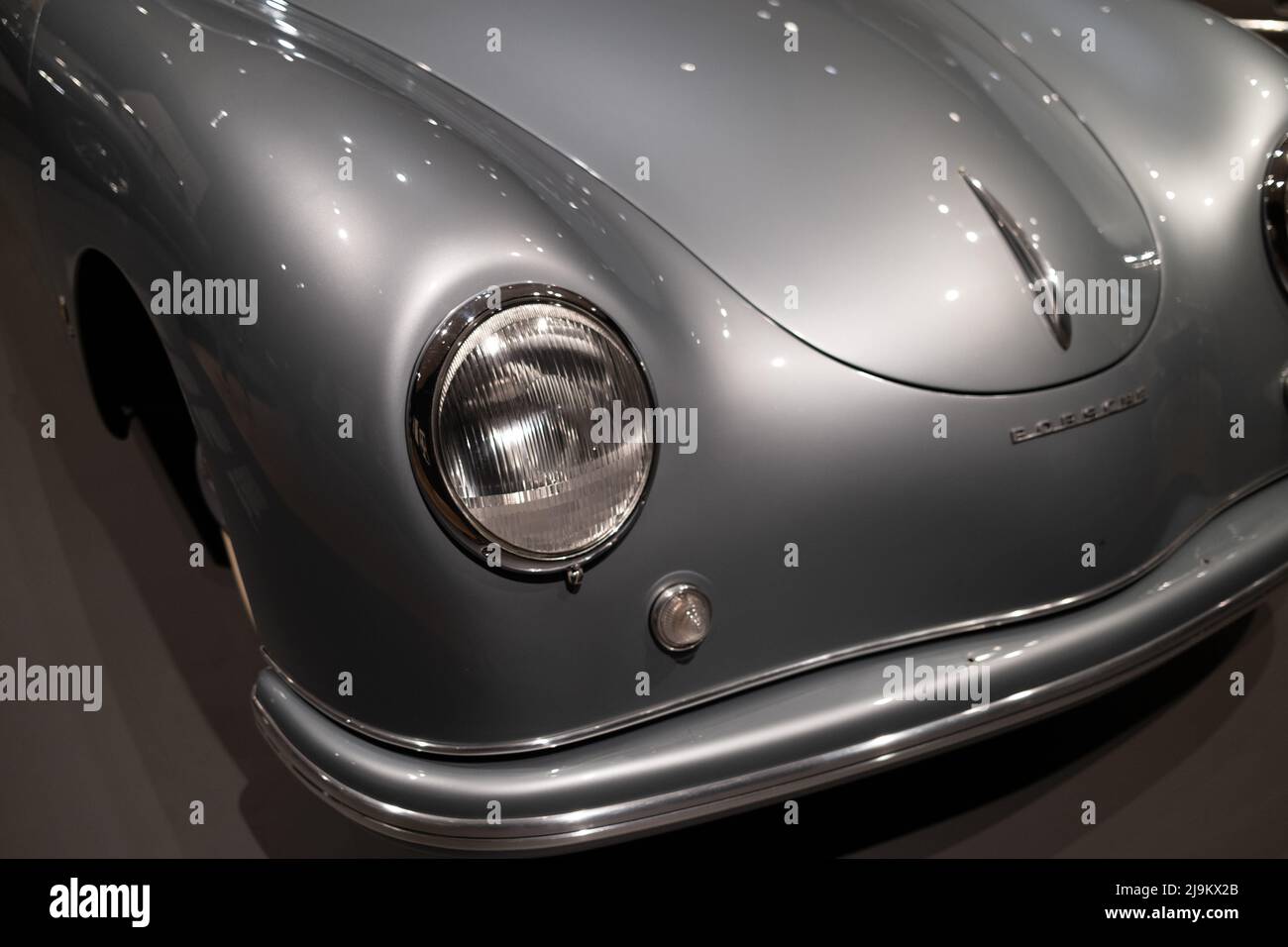 Porsche, movimento. Auto, Arte, architettura. Museo Guggenheim. Aprile 2022 Foto Stock