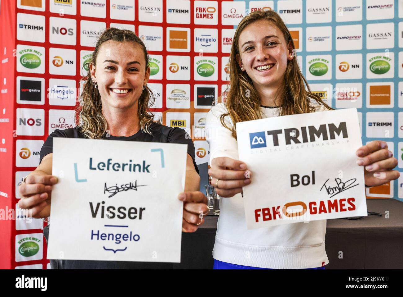 ARNHEM - Olanda, 2022-05-24 13:39:11 ARNHEM - Nadine Visser e Femke Bol (lr) durante una conferenza stampa sui Giochi FBK 2022. ANP VINCENT olanda OUT - belgio OUT Foto Stock