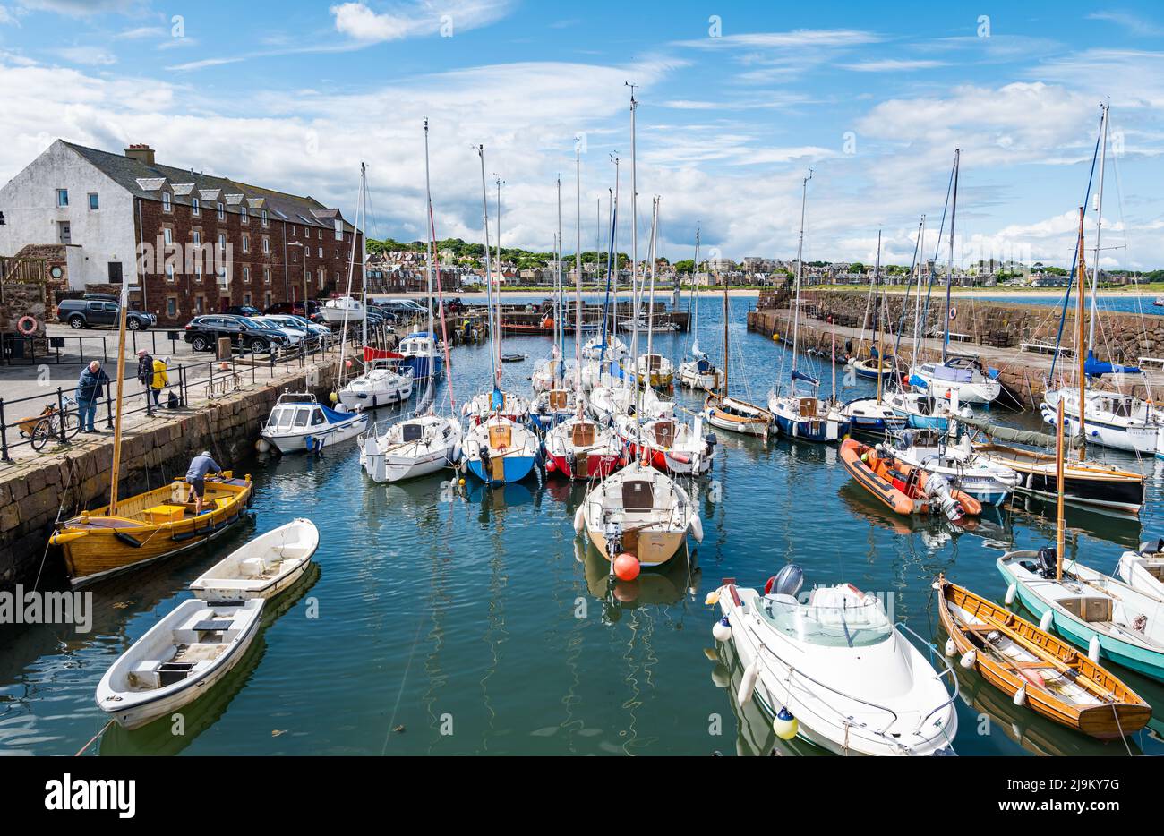 North Berwick, East Lothian, Scozia, Regno Unito, 24th maggio 2022. UK tempo: Caldo sole nella città costiera in una giornata di sole con le barche nel piccolo porto Foto Stock