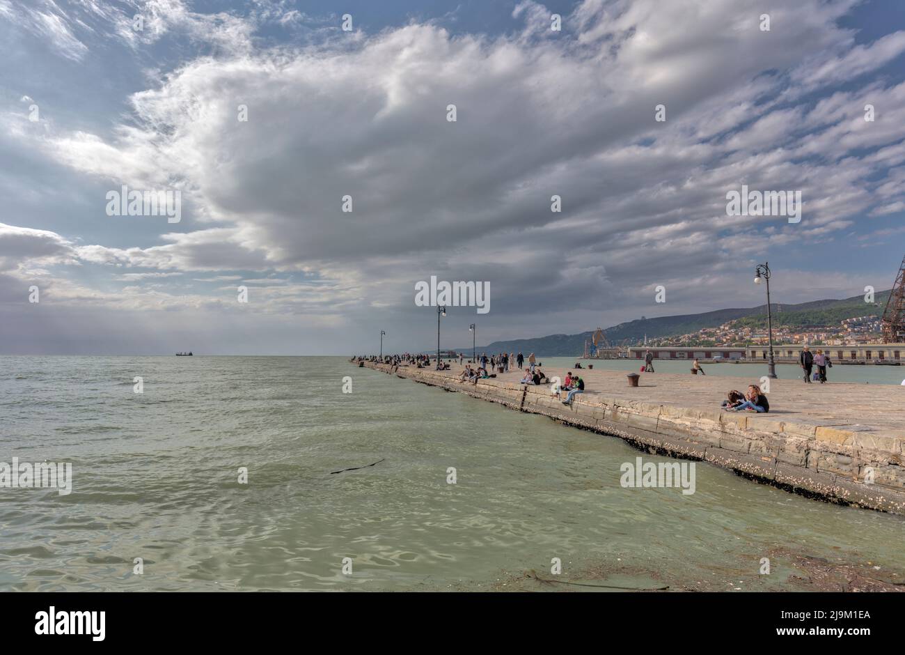 Molo Audace - un molo in pietra a 200m m dal mare Adriatico, Golfo di Trieste, Porto di Trieste, Italia Foto Stock