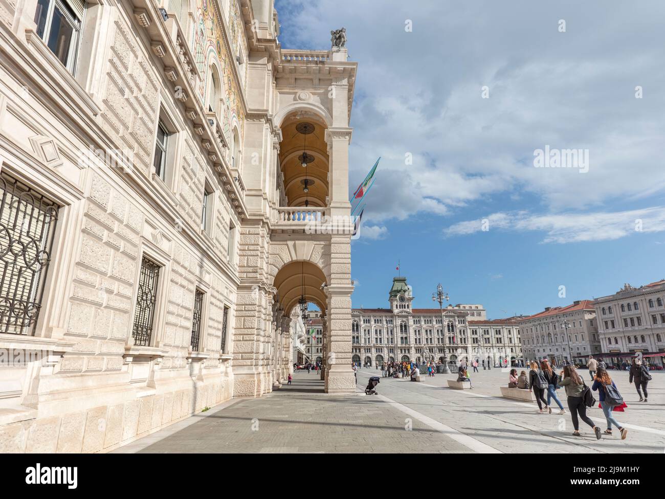 Portico e archi della Prefettura di Trieste in Piazza unita d'Italia la piazza principale di Trieste Foto Stock