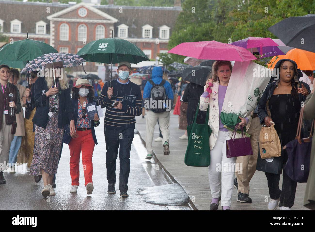 Londra, UK, 24 maggio 2022: Il RHS Chelsea Flower Show è stato aperto al pubblico oggi, con gli amanti delle piante che godono di esposizioni specializzate nel tendone e nei giardini dello spettacolo. Dopo una mattinata di sole una breve tempesta di tuono a pranzo ha inviato alcune persone che corrono per la copertura, ma alcuni amanti del giardino devoti hanno messo i loro brorli e hanno portato avanti. Anna Watson/Alamy Live News Foto Stock