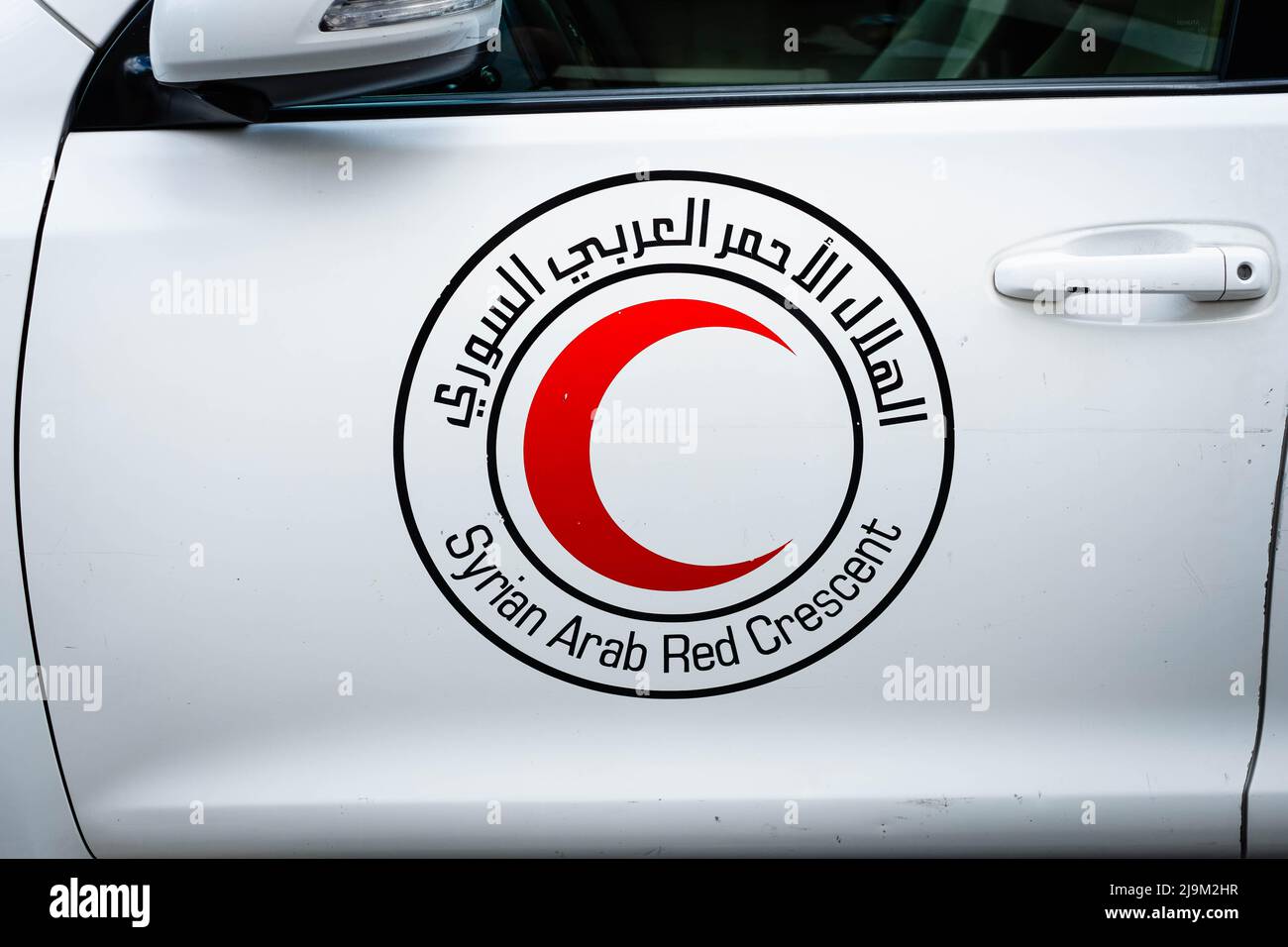 Damasco, Siria - Maggio, 2022: Logo della Mezzaluna Rossa siriana in auto Foto Stock