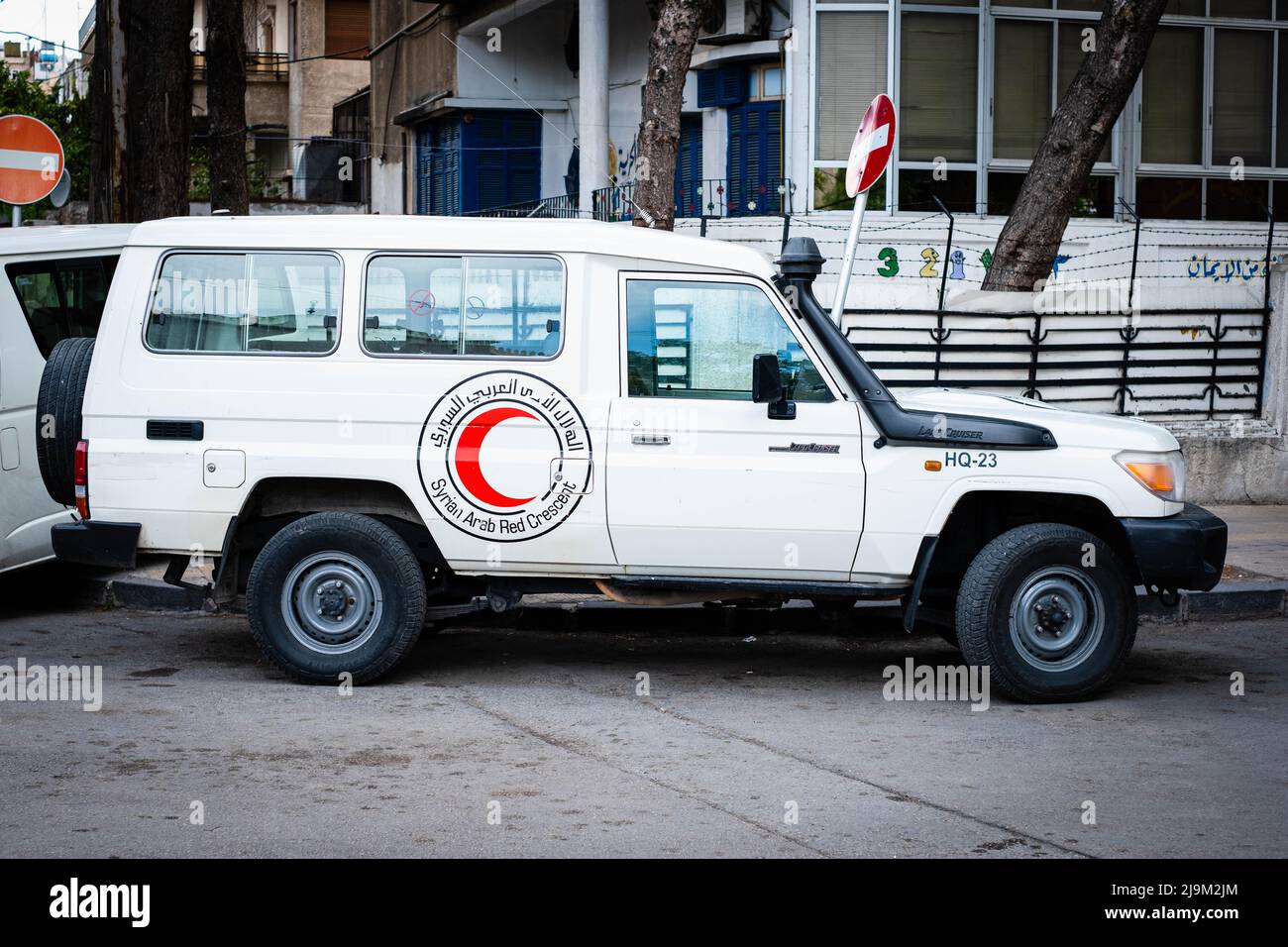 Damasco, Siria - maggio 2022: Auto della Mezzaluna Rossa Siriana Foto Stock