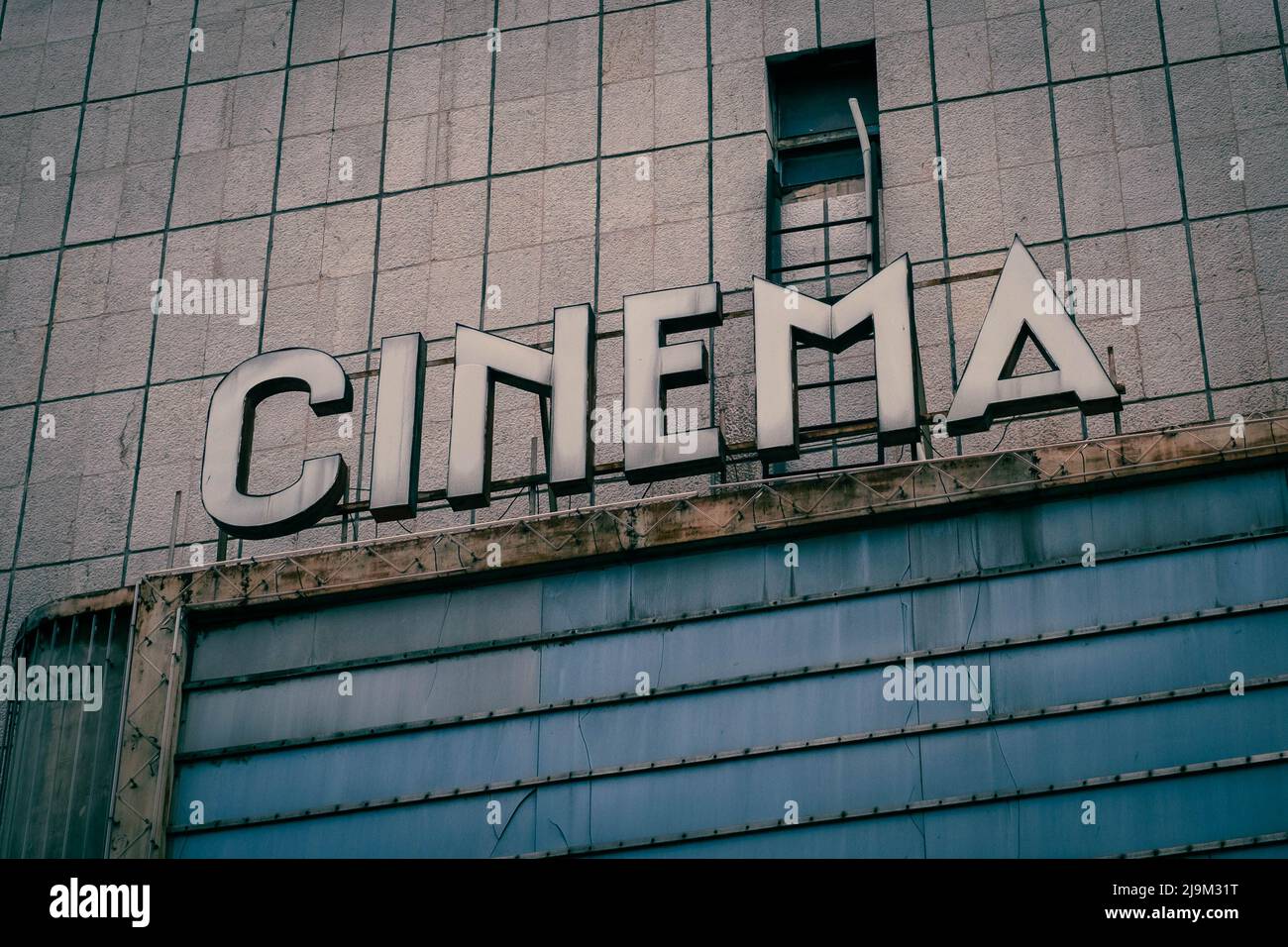 vecchio cartello del cinema sulla facciata Foto Stock