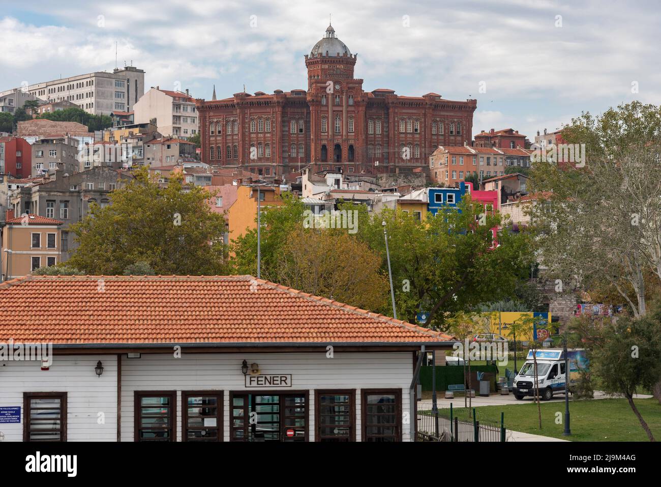 Conosciuta come il Castello Rosso, la storica scuola superiore di Rum Greco Ortodossa sorge su una collina che si affaccia sul Corno d'Oro nel quartiere Fener di Istanbul. Foto Stock