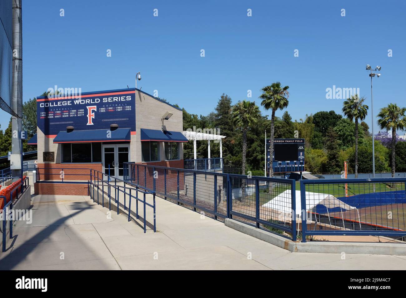 FULLERTON CALIFORNIA - 22 MAGGIO 2020: Wilson Clubhouse e Doubek VIP Room, al Goodwin Field e Anderson Family Field nel campus dello stato della California Foto Stock