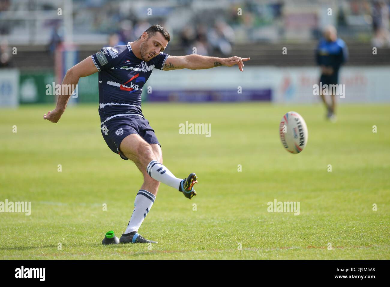 Featherstone, Inghilterra - 21st maggio 2022 - Craig Hall of Featherstone Rovers kicks. Rugby League Betfred Championship Featherstone Rovers vs Whitehaven RLFC al Millenium Stadium, Featherstone, Regno Unito Dean Williams Foto Stock