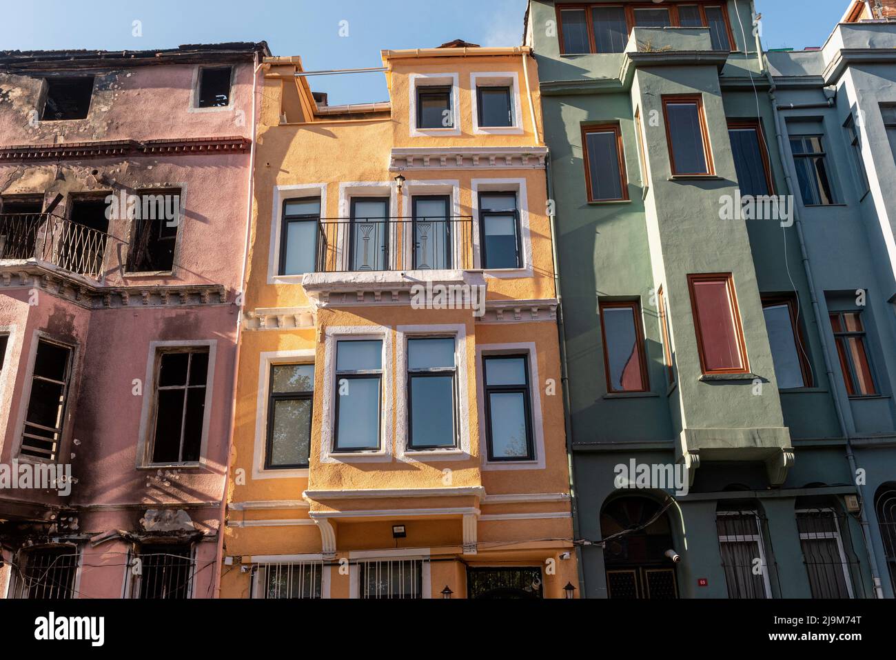 Istanbul, Turchia. 22nd Ott 2021. Restauro, ristrutturazione e gentrificazione delle case storiche e delle case del quartiere Fener e Balat accanto al Corno d'Oro, Istanbul, Turchia. (Credit Image: © John Wreford/SOPA Images via ZUMA Press Wire) Foto Stock