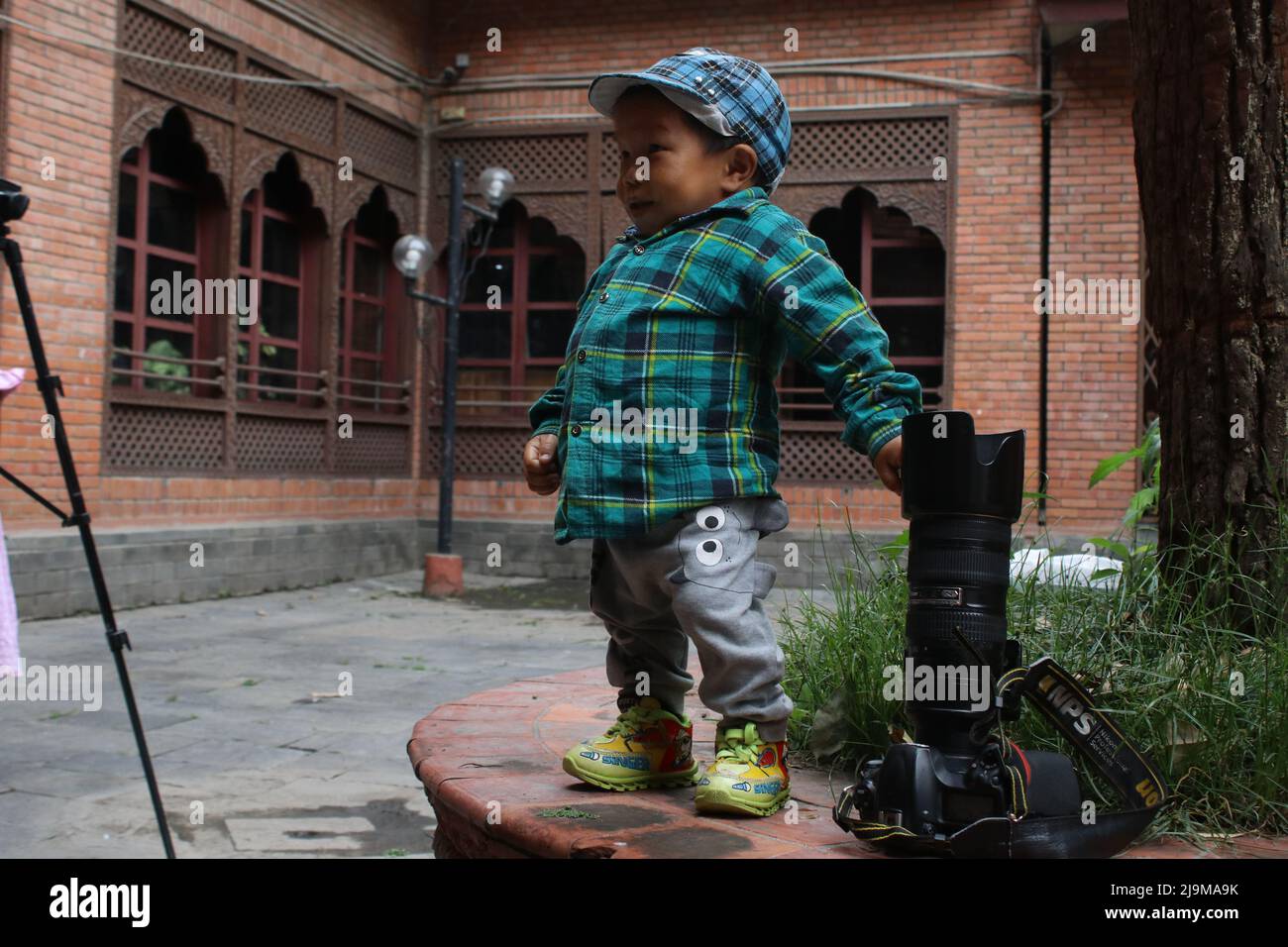 Kathmandu, Nepal. 24th maggio 2022. Il 24 maggio 2022 a Kathmandu, Nepal. Guinness il detentore del record mondiale degli uomini viventi più corti è un adolescente Dor Bahadur Khapangistands accanto alla macchina fotografica mentre si pone per la foto al premesis dell'ufficio del consiglio di amministrazione del turismo del Nepal. Misura altezza Khapangi è 73,43 cm (2ft 4,9 pollici) (Foto di Abhishek Maharjan/Sipa USA) Credit: Sipa USA/Alamy Live News Foto Stock