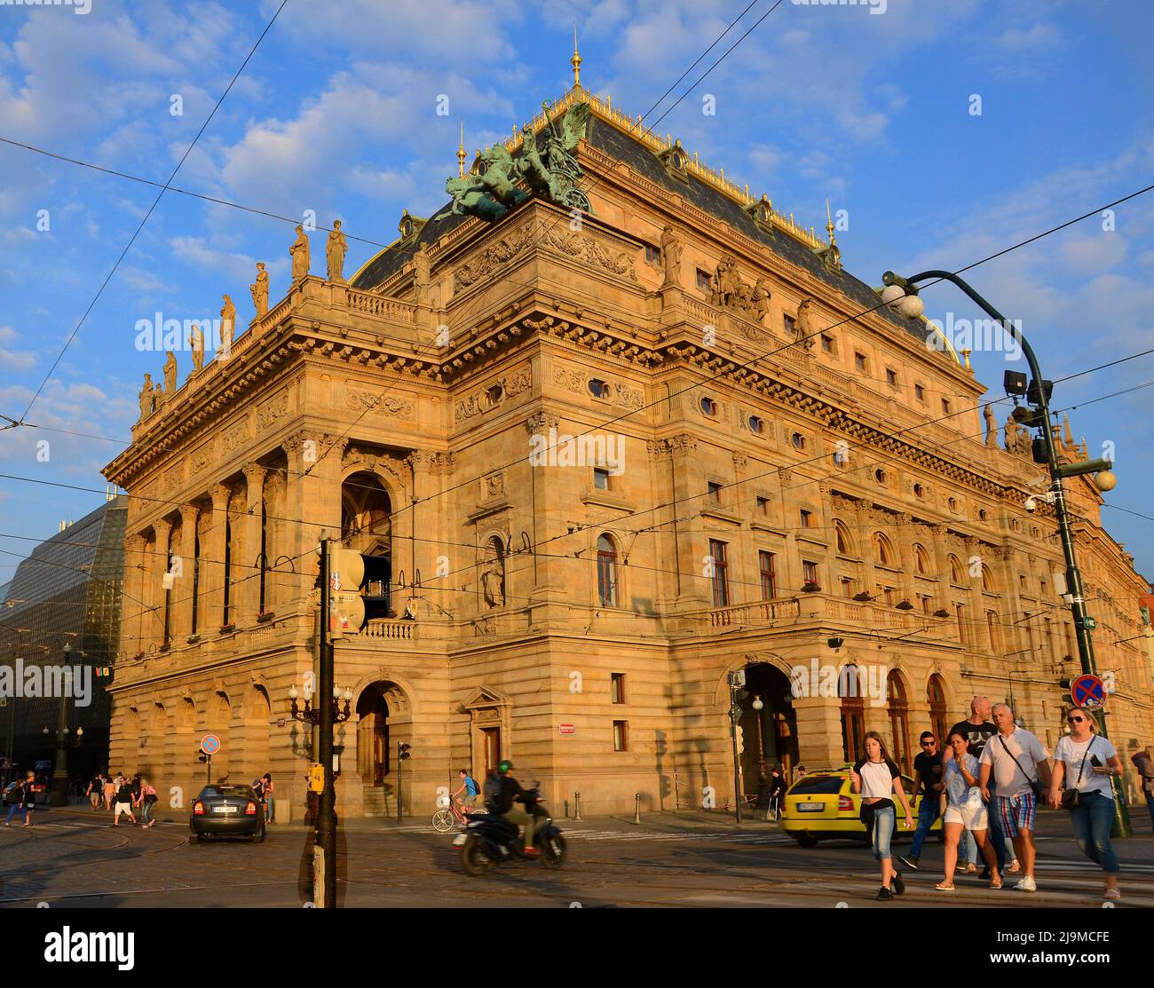 Praga, Repubblica Ceca-LUGLIO 23,2018.: Una bella immagine di un vecchio edificio in una strada trafficata sullo sfondo del cielo blu in una serata di sole. Foto Stock