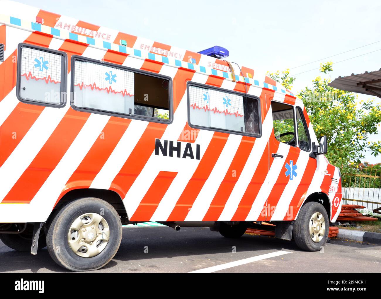 La National Highway Authority of India (NHAI) veicolo di emergenza ambulanza parcheggiato sulla strada catturata in un'autostrada a Chennai, India. Foto Stock