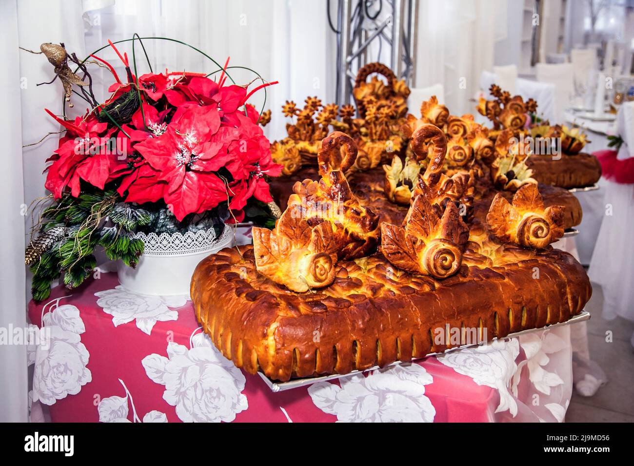 Torte di pasticceria farcite con pasta di lievito, decorate con figure e fiori in pasta - arte del pane, pane ornato di nozze. Foto Stock