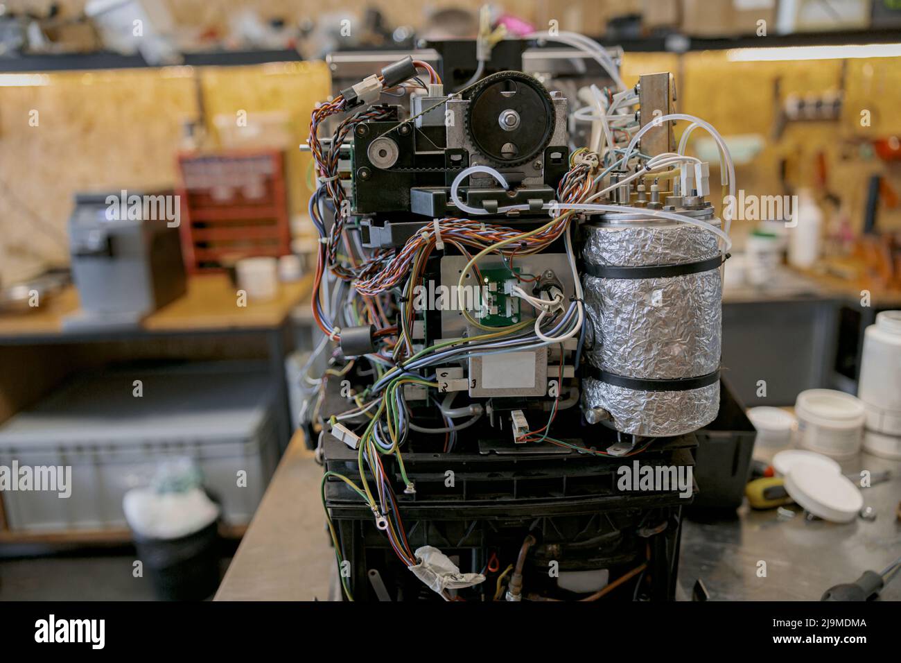L'interno di un'espressomachina difettosa, pronta per essere riparata. Foto Stock