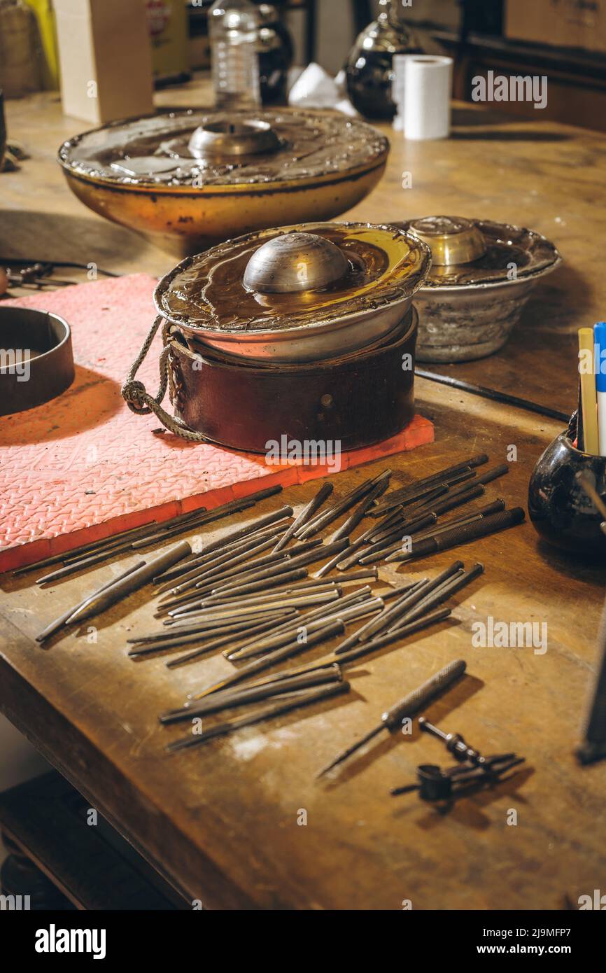 Vista aerea di megalopoli con pareti di vetro illuminate e futuristico facciate di alti grattacieli sullo sfondo in serata Foto Stock